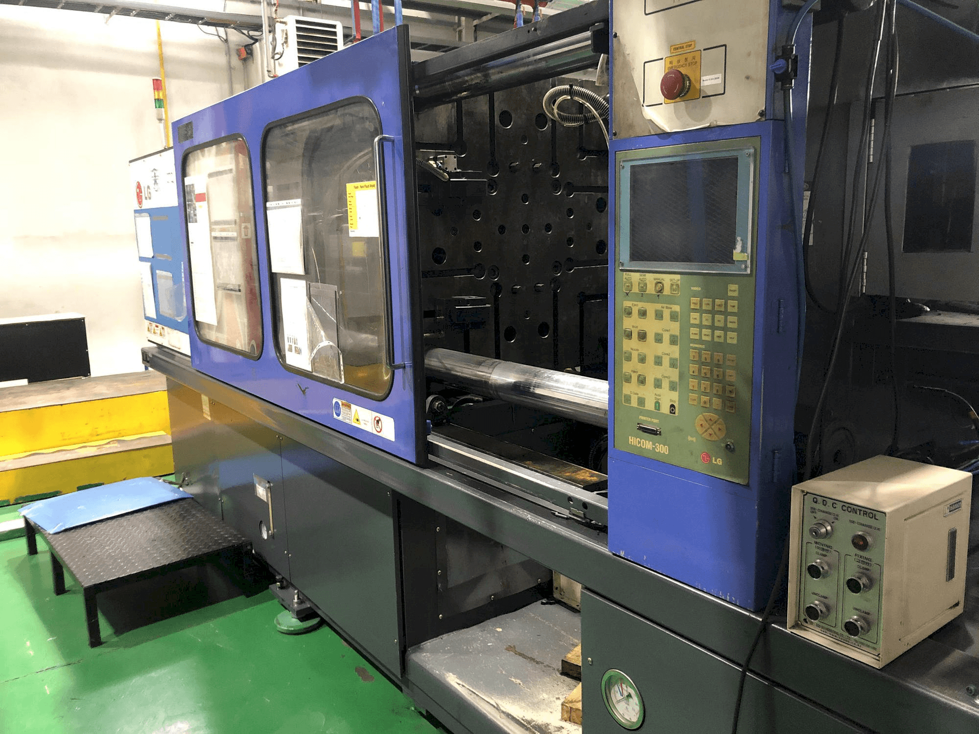 Čelní pohled na LG LGH-350N stroj