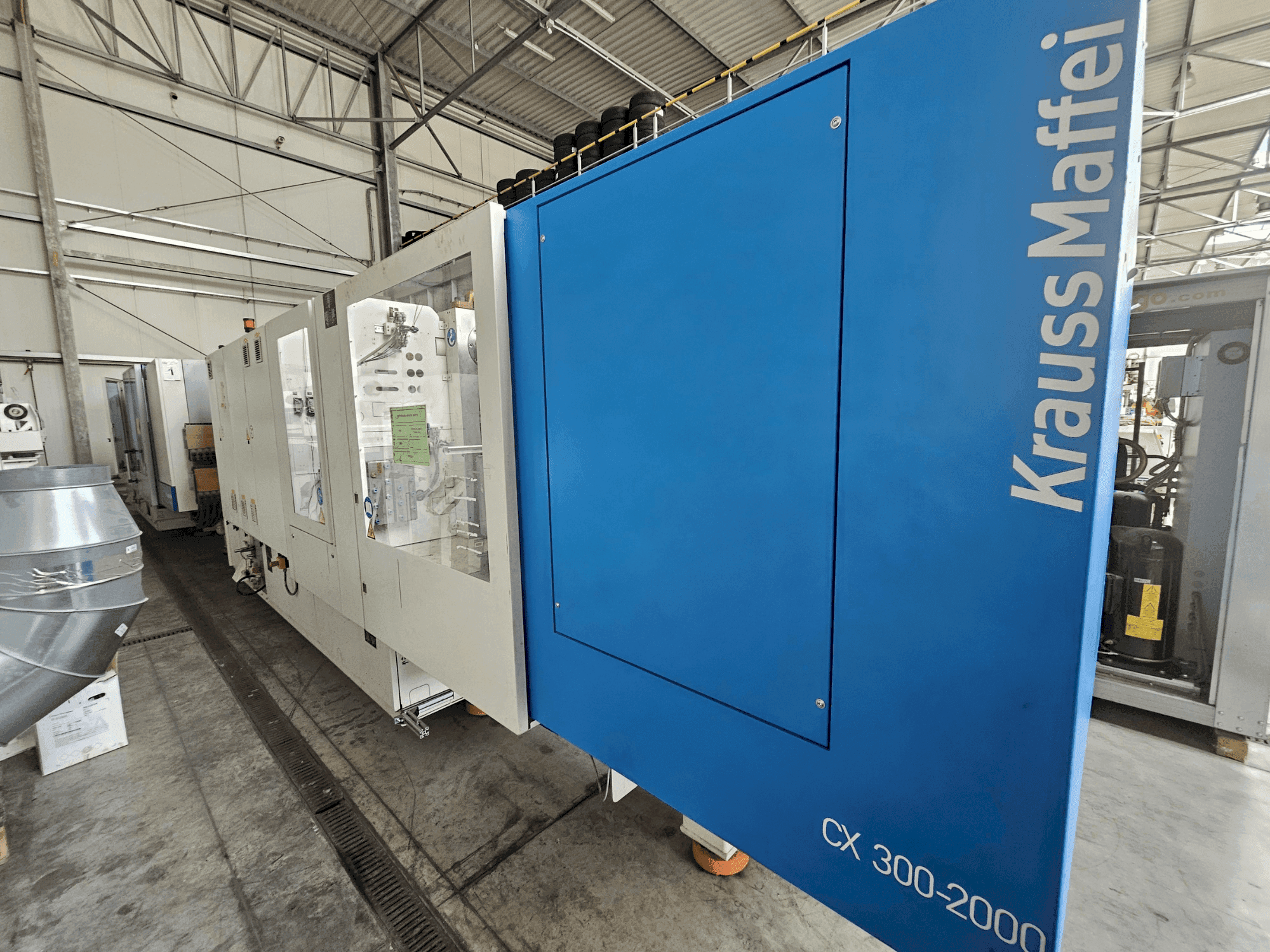 Čelní pohled na Krauss Maffei 300-2000 CX stroj
