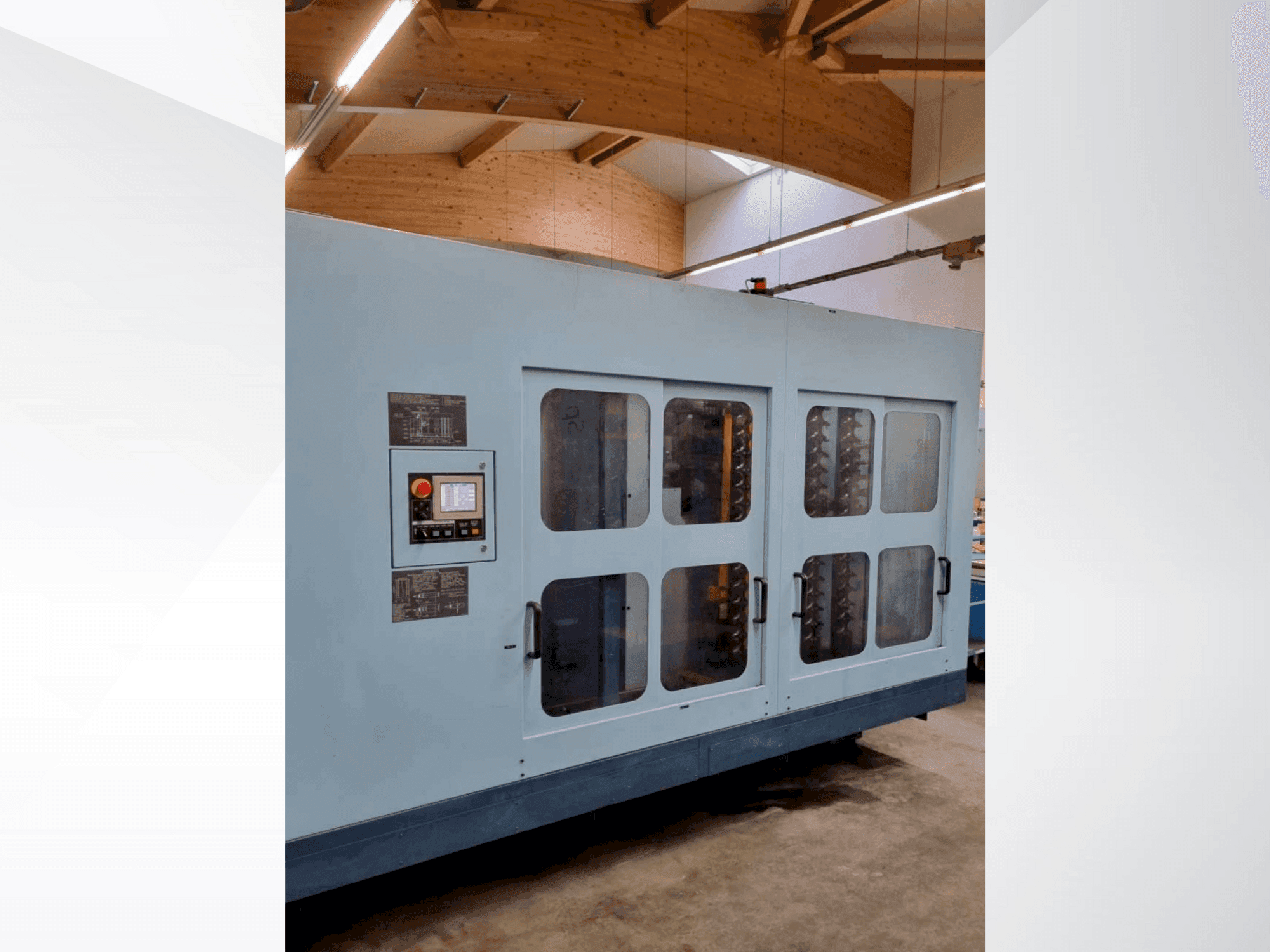 Čelní pohled na Matsuura H PLUS-405 stroj