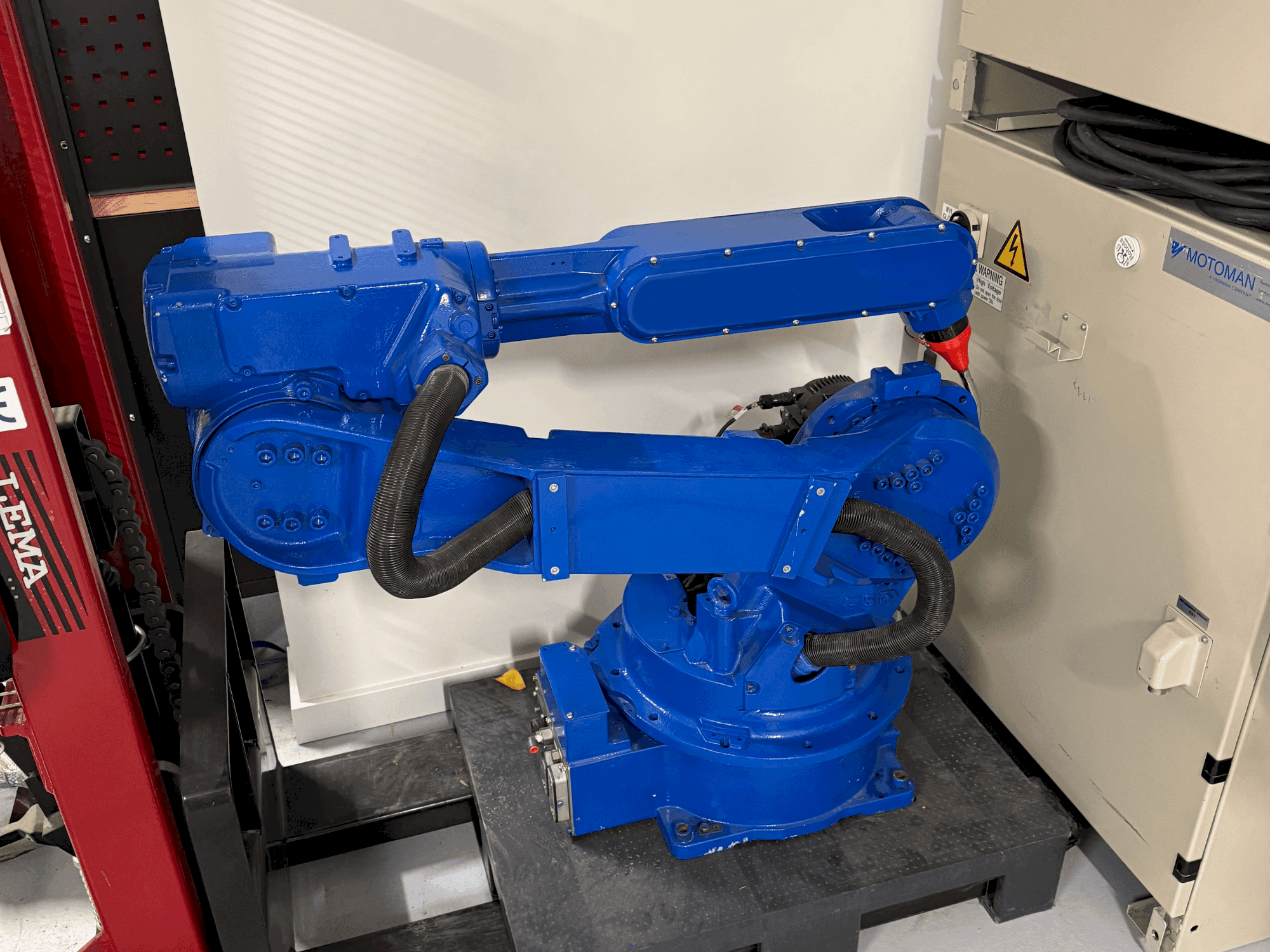 Čelní pohled na Yaskawa Motoman YR HP 20D stroj