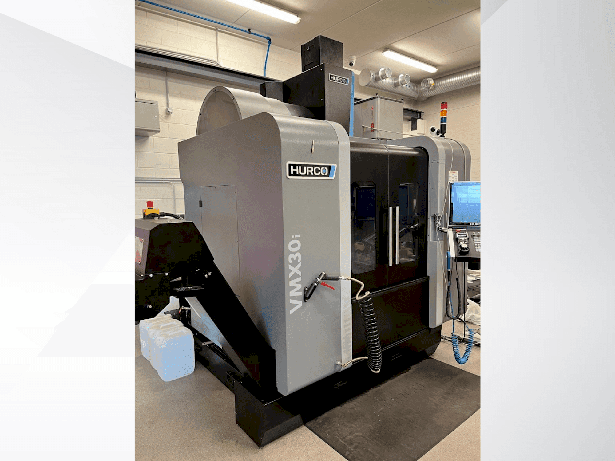 Čelní pohled na Hurco VMX30i stroj