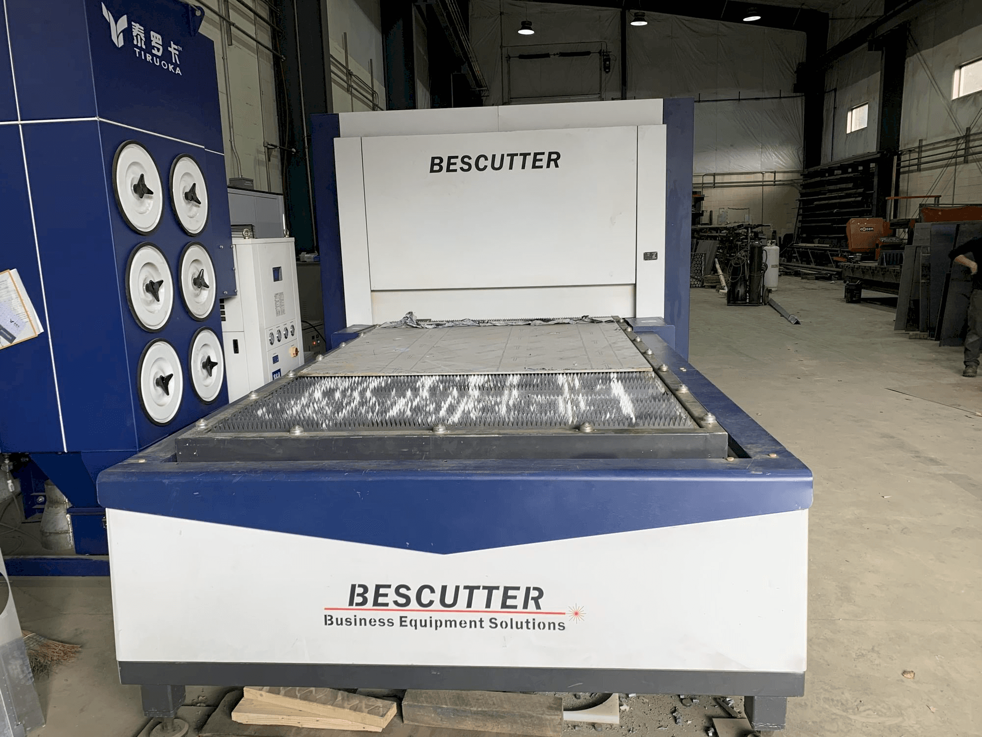 Čelní pohled na BESCUTTER Tital-8000W IPG stroj