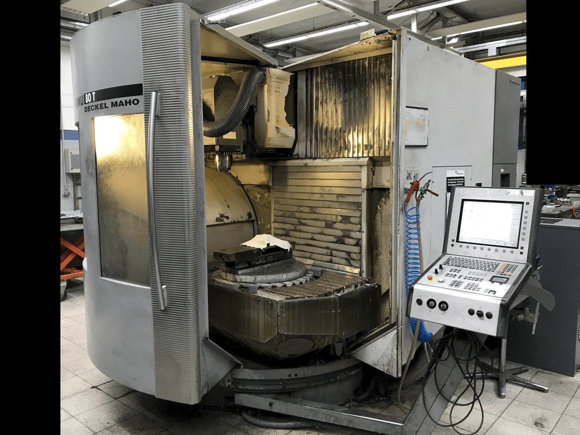 Čelní pohled na DECKEL MAHO DMU 80 T stroj