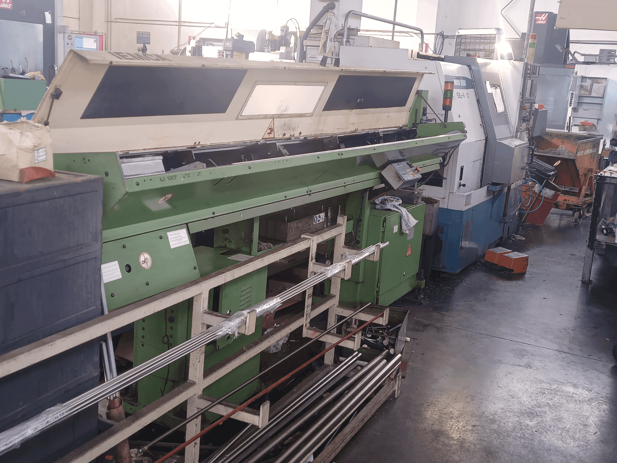 Čelní pohled na DMG Mori Seiki 150 SL stroj