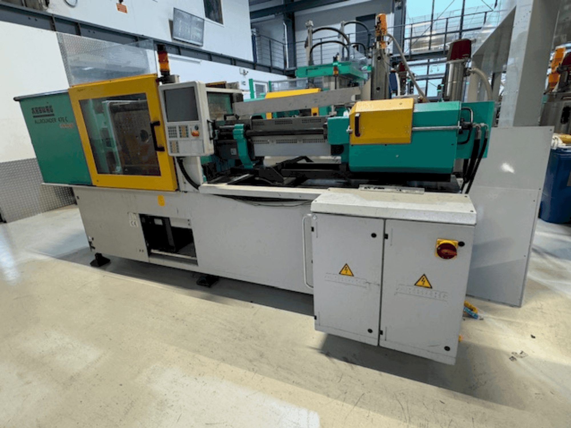 Čelní pohled na Arburg A470 C 1500-400 stroj