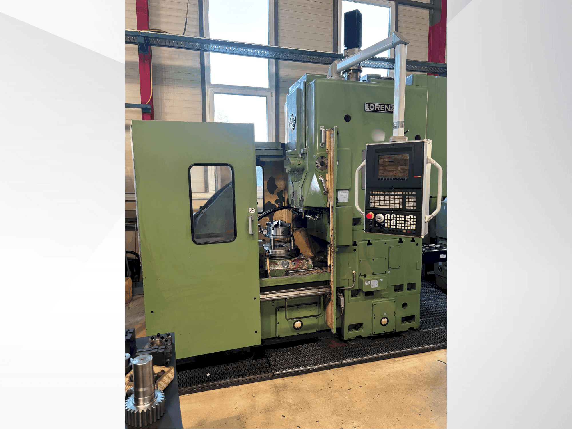 Čelní pohled na LORENZ LS 420 stroj