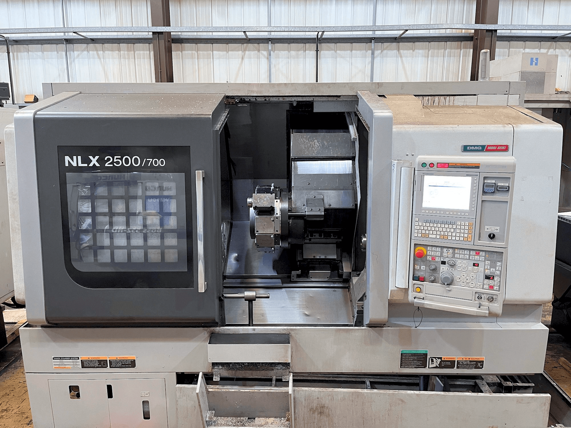 Čelní pohled na MORI SEIKI NLX2500Y-700 stroj