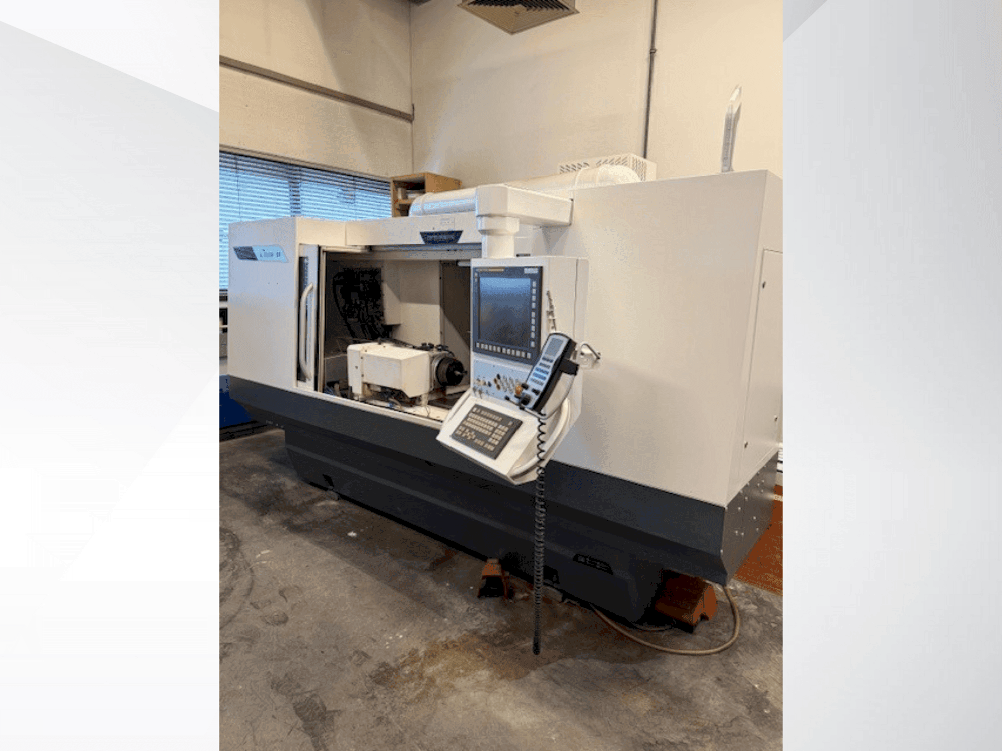 Čelní pohled na STUDER S31 stroj