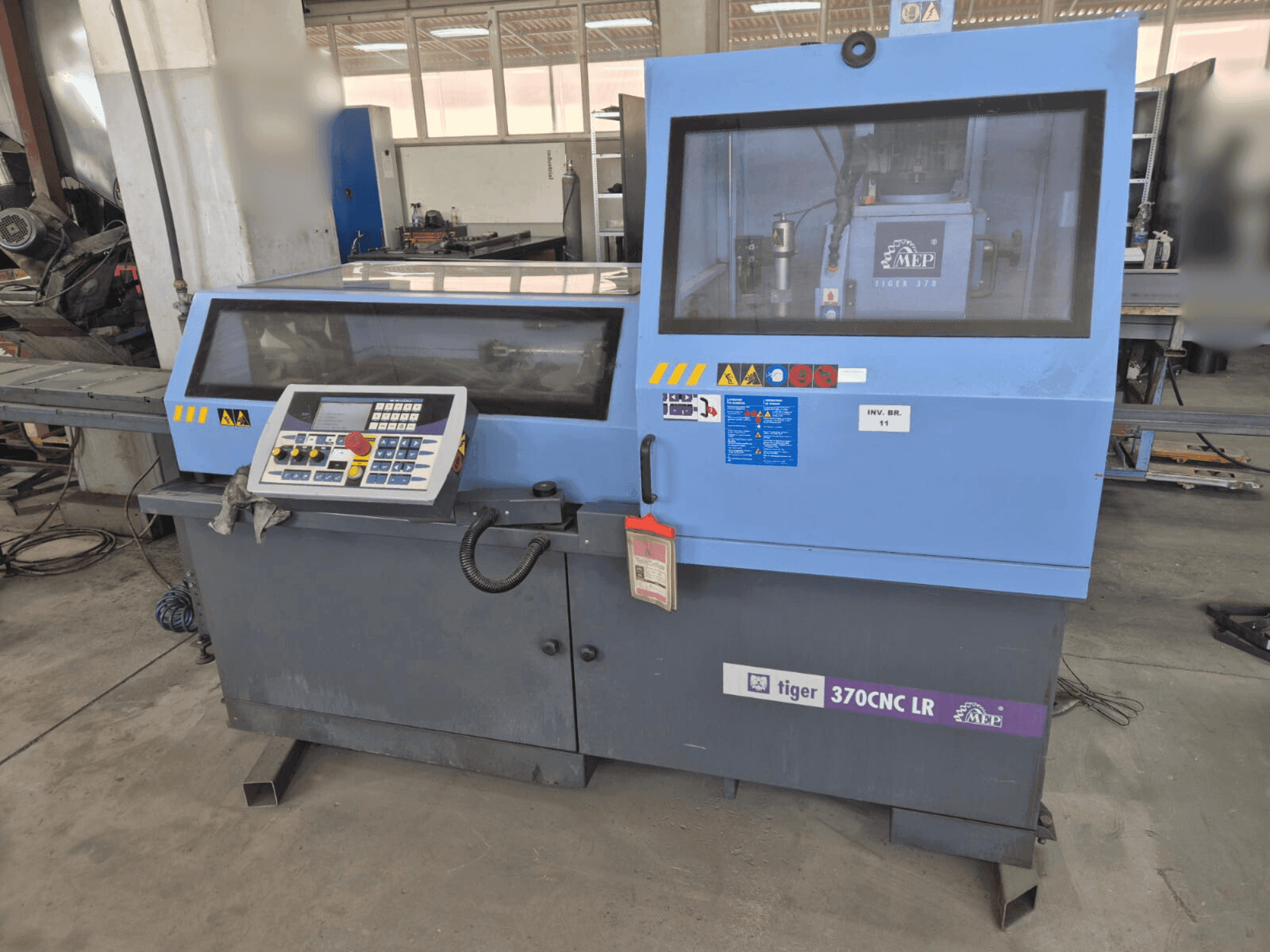 Čelní pohled na MEP Tiger 370 CNC stroj