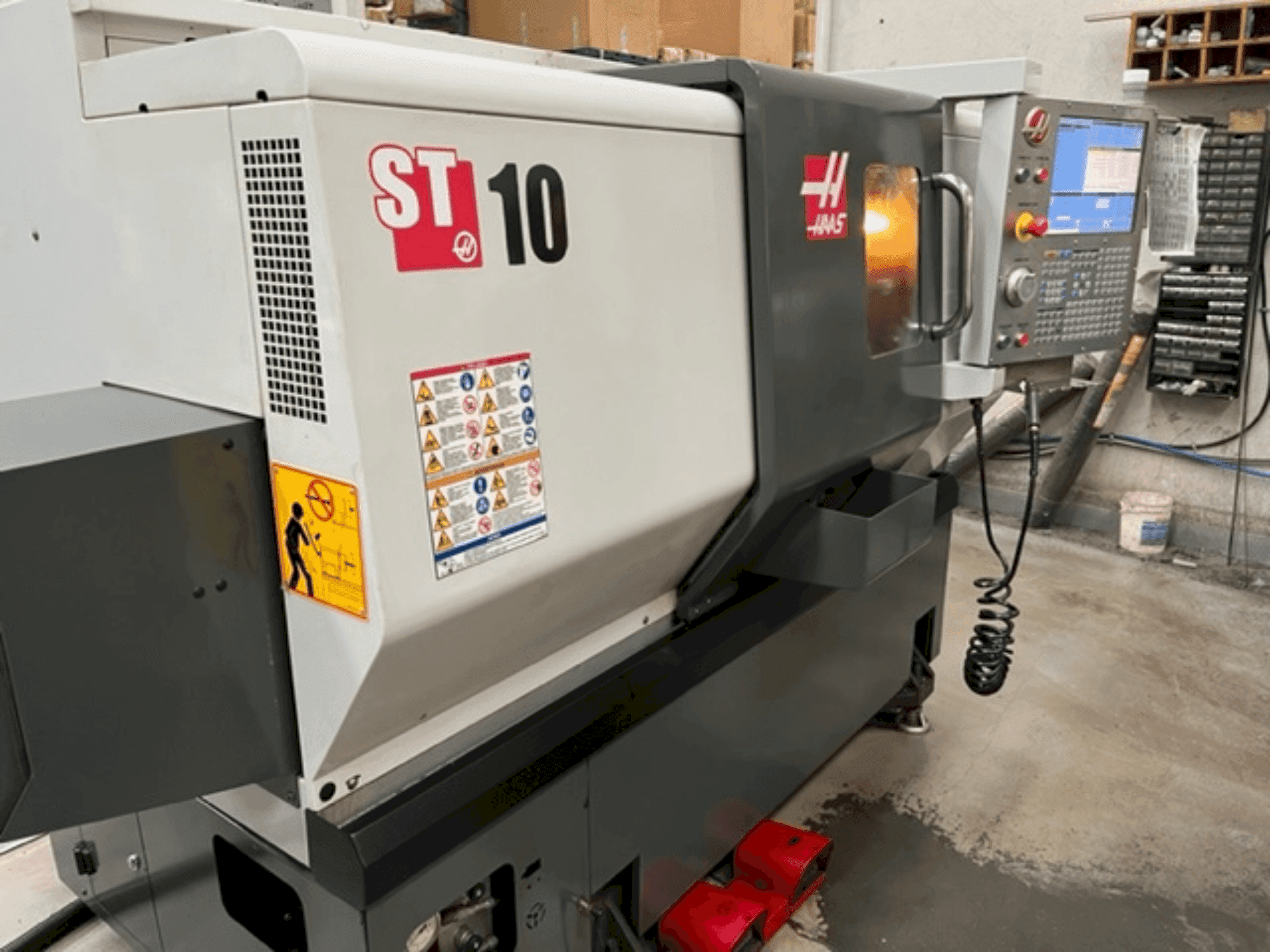 Čelní pohled na HAAS ST 10 stroj