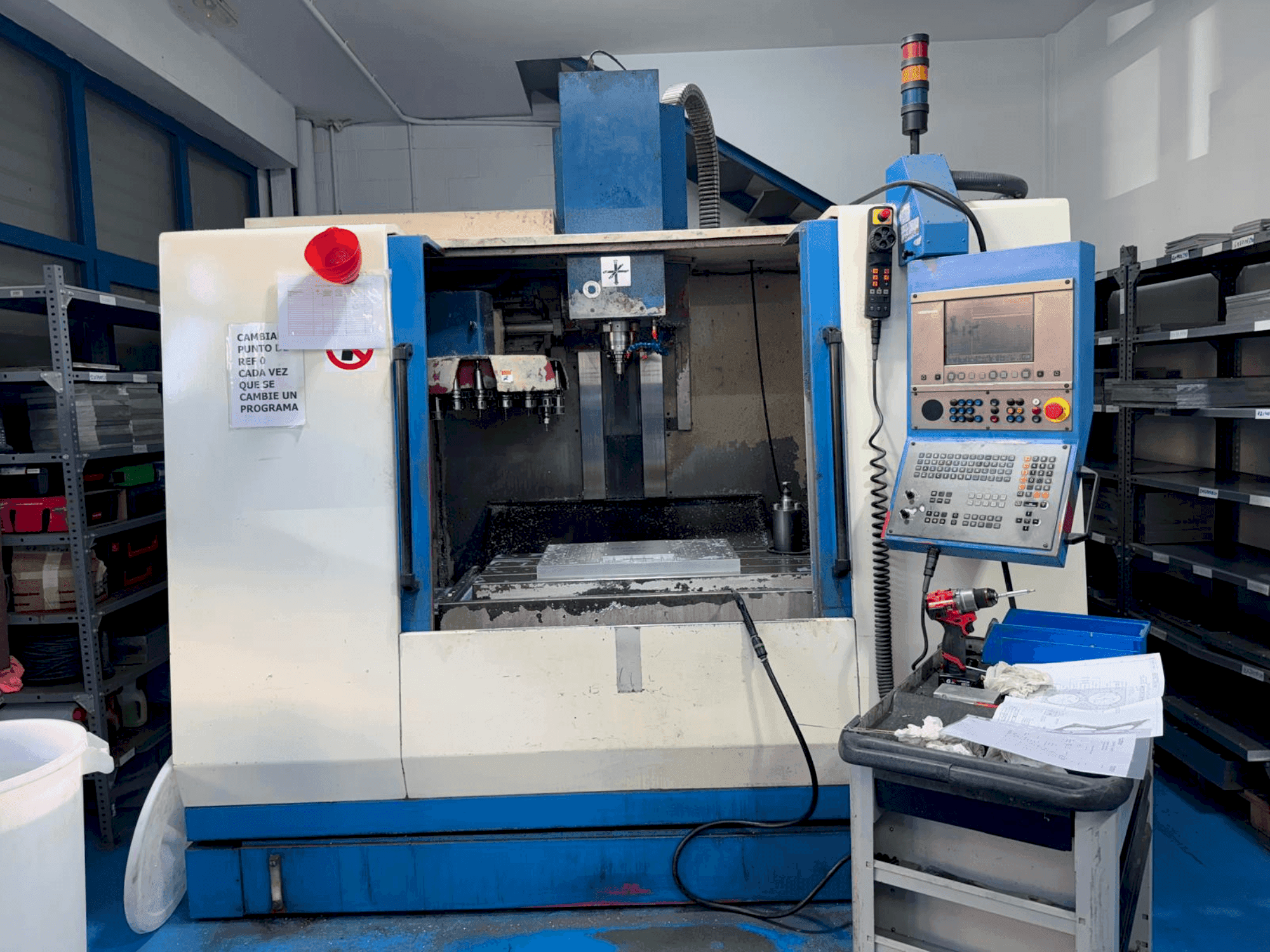 Čelní pohled na LAGUN GVC 1000 stroj