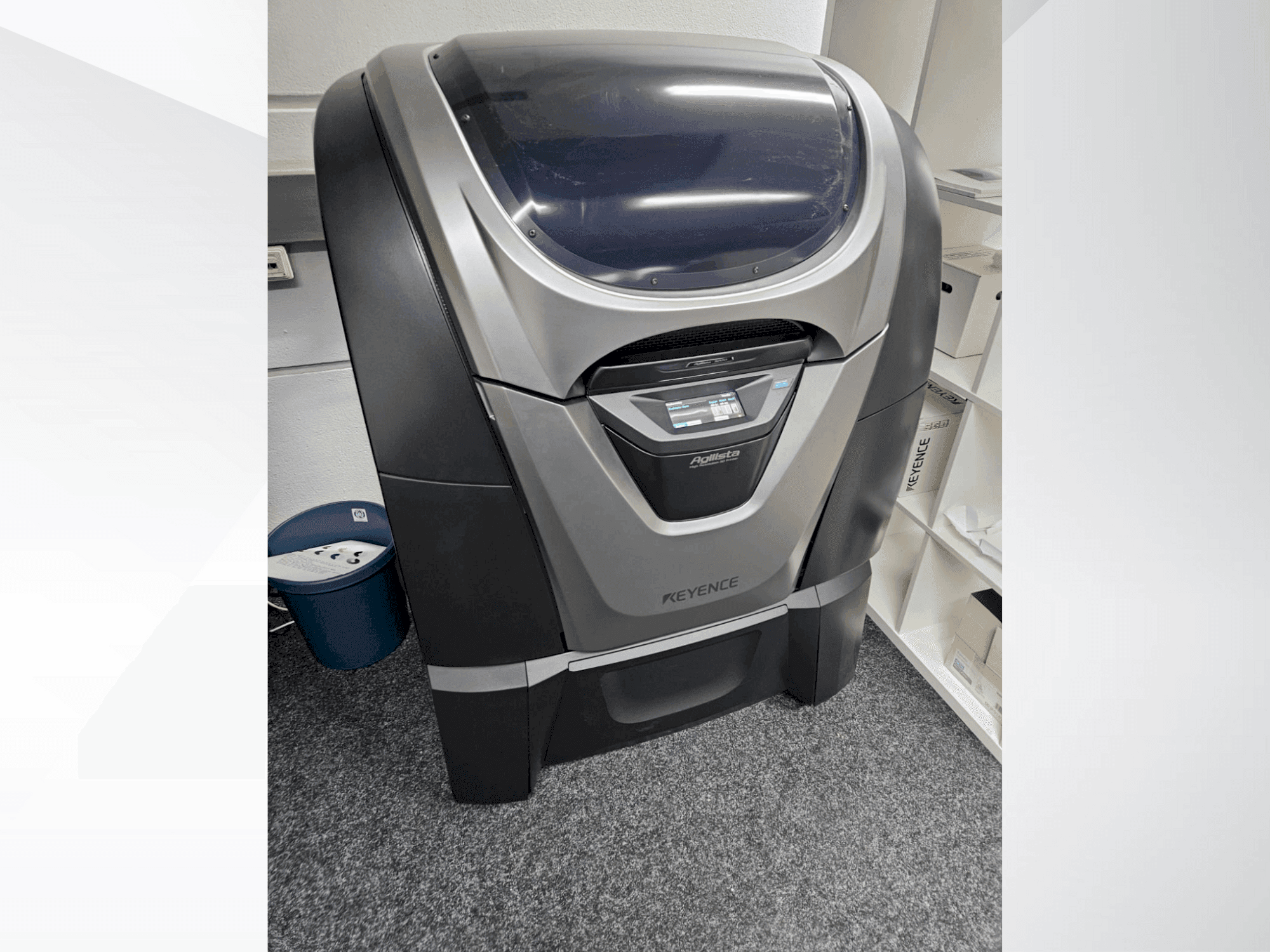 Čelní pohled na KEYENCE Agilista 3200 W stroj