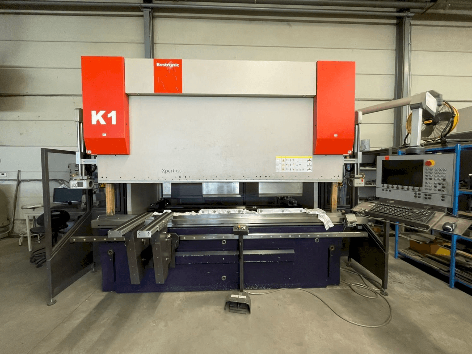 Čelní pohled na Bystronic Xpert 150 x 3100 stroj