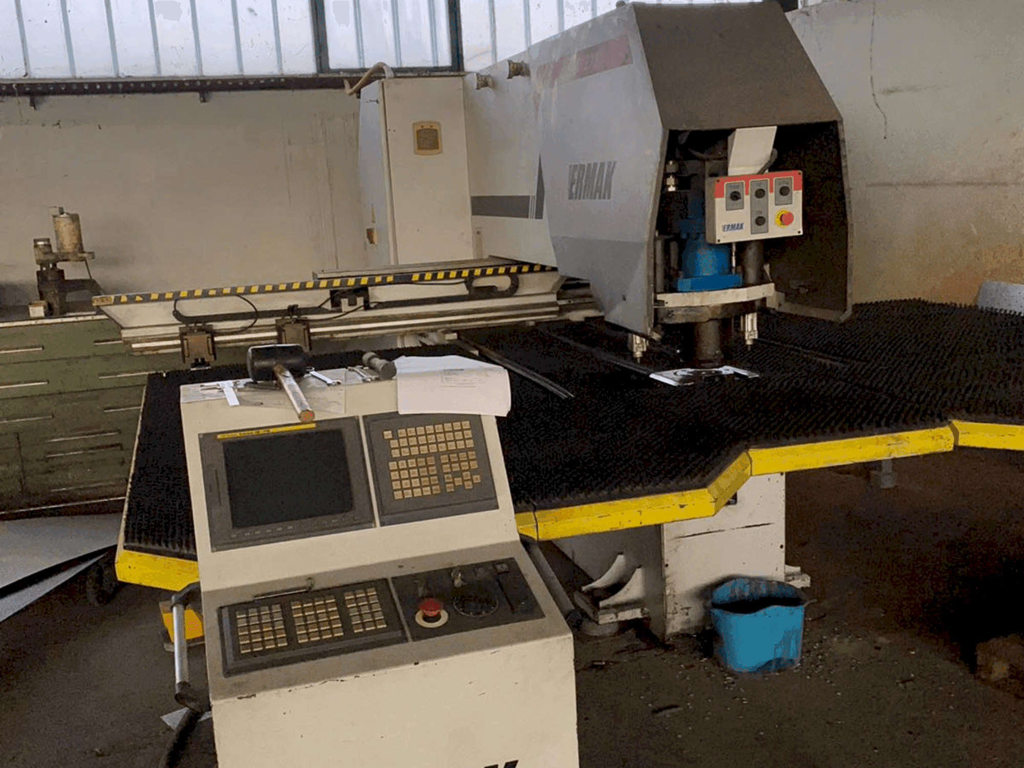 Čelní pohled na ERMAK EPP 1270 x 30 stroj