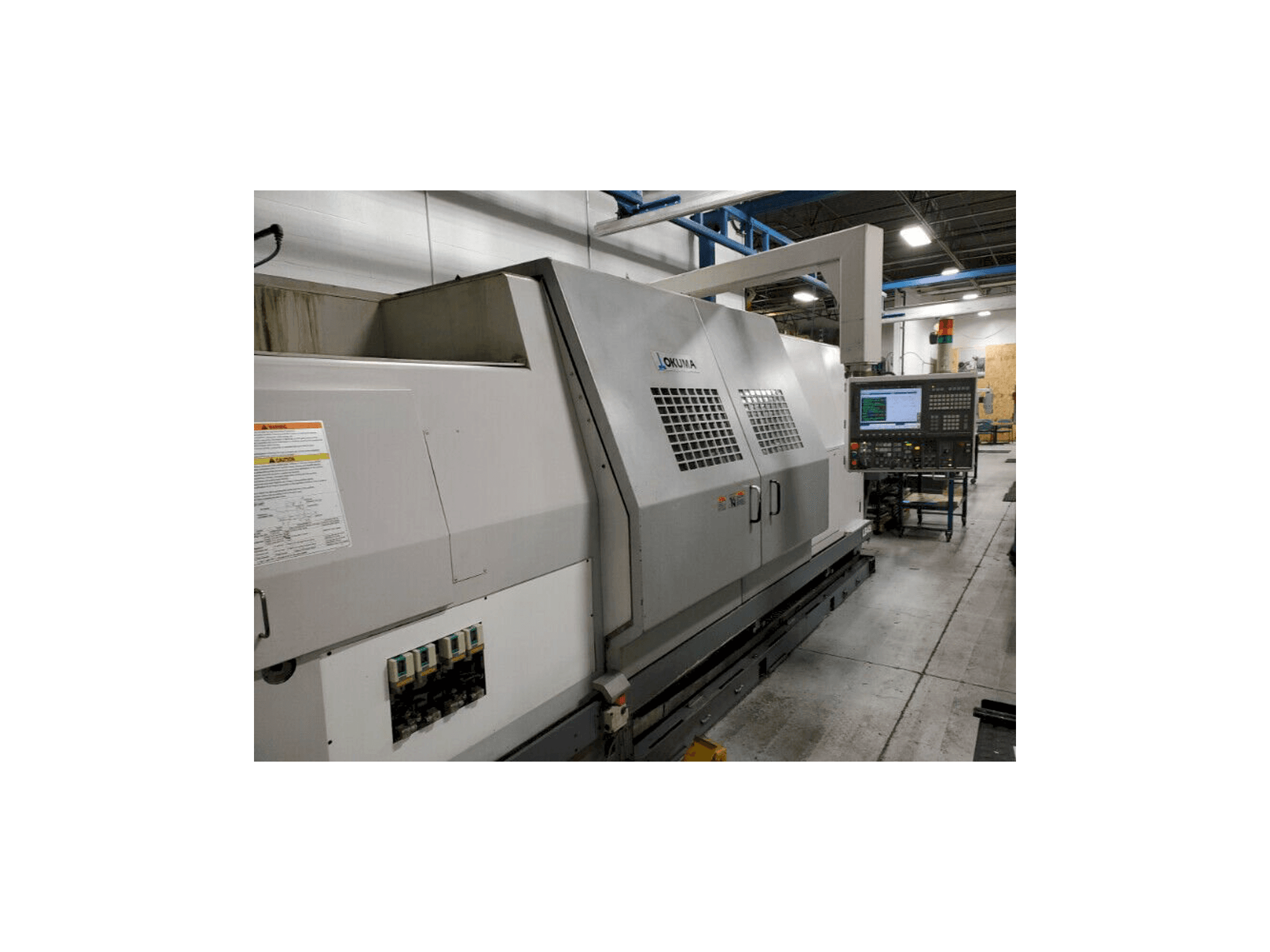 Levý boční pohled na Okuma LB45 II stroj