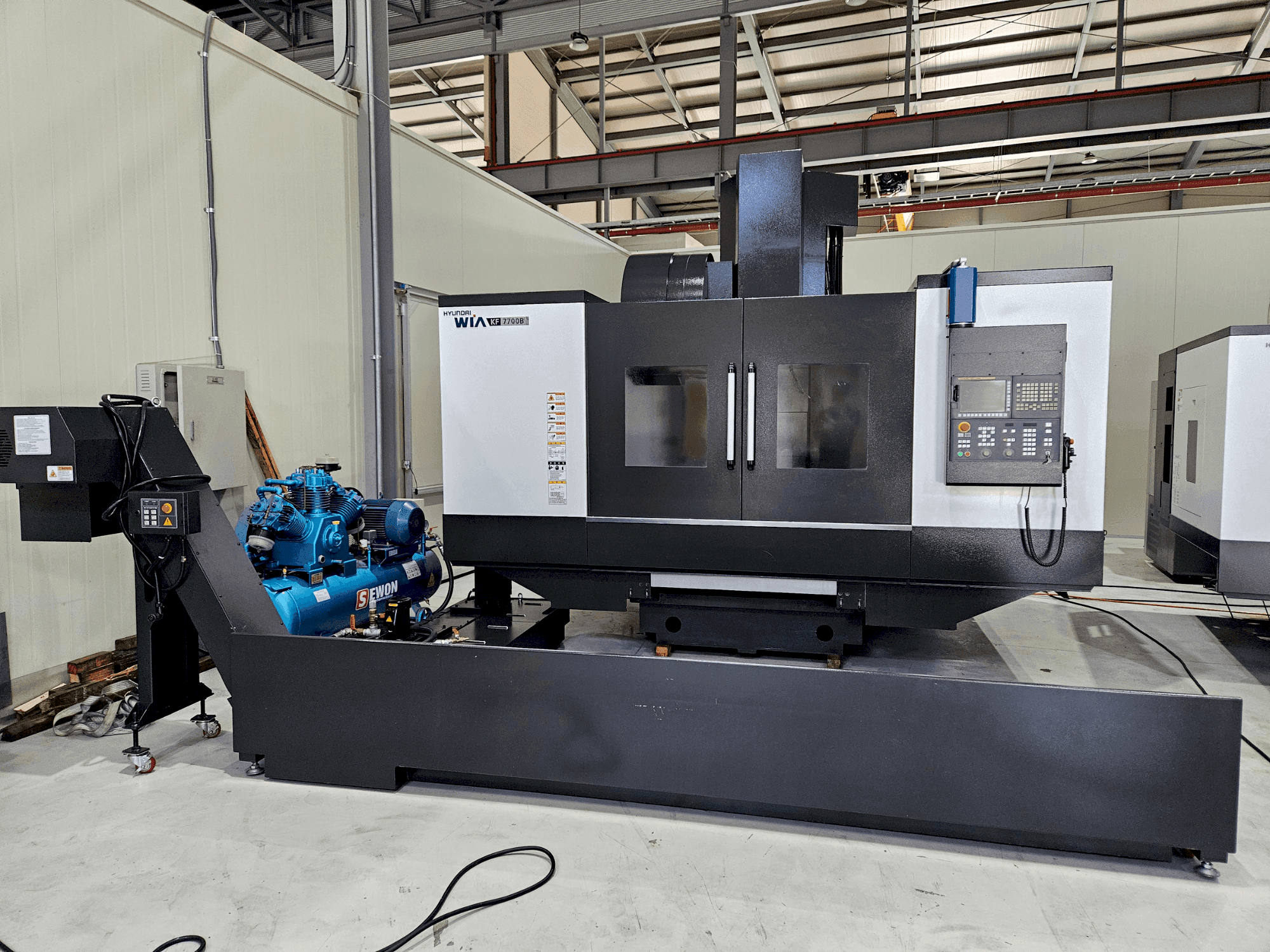 Čelní pohled na Hyundai Wia WIA KF 7700 B stroj