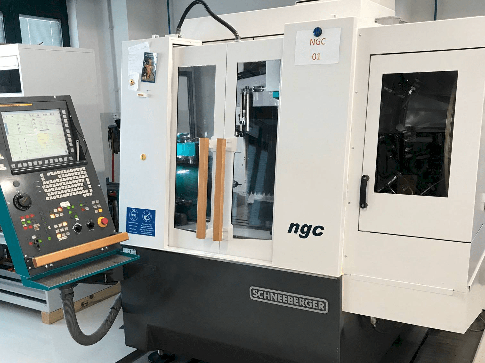 Čelní pohled na Schneeberger NGC stroj