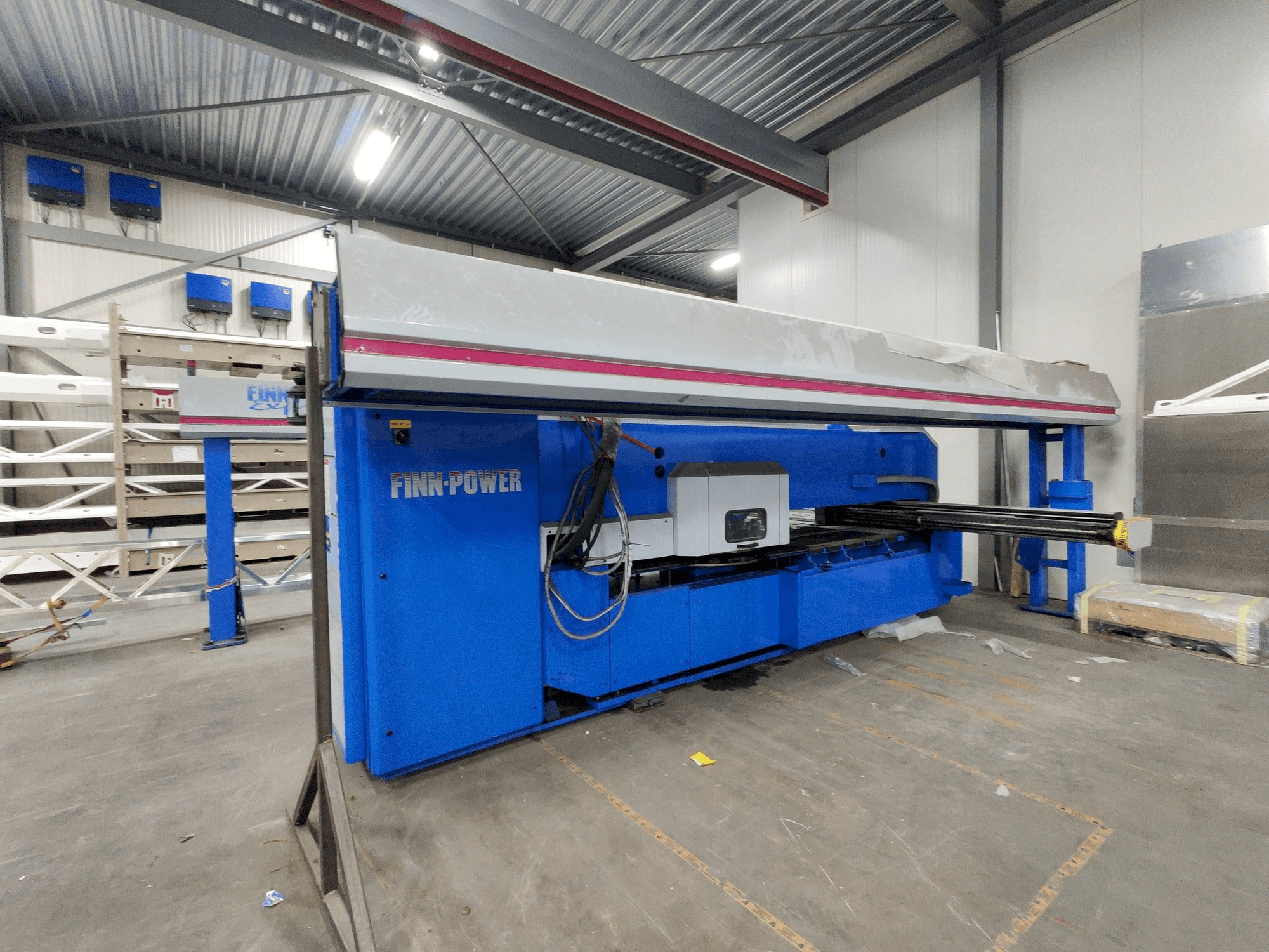 Čelní pohled na Finn-Power F6-25 SB/AM + FMM 300 / 1 / UT automation stroj