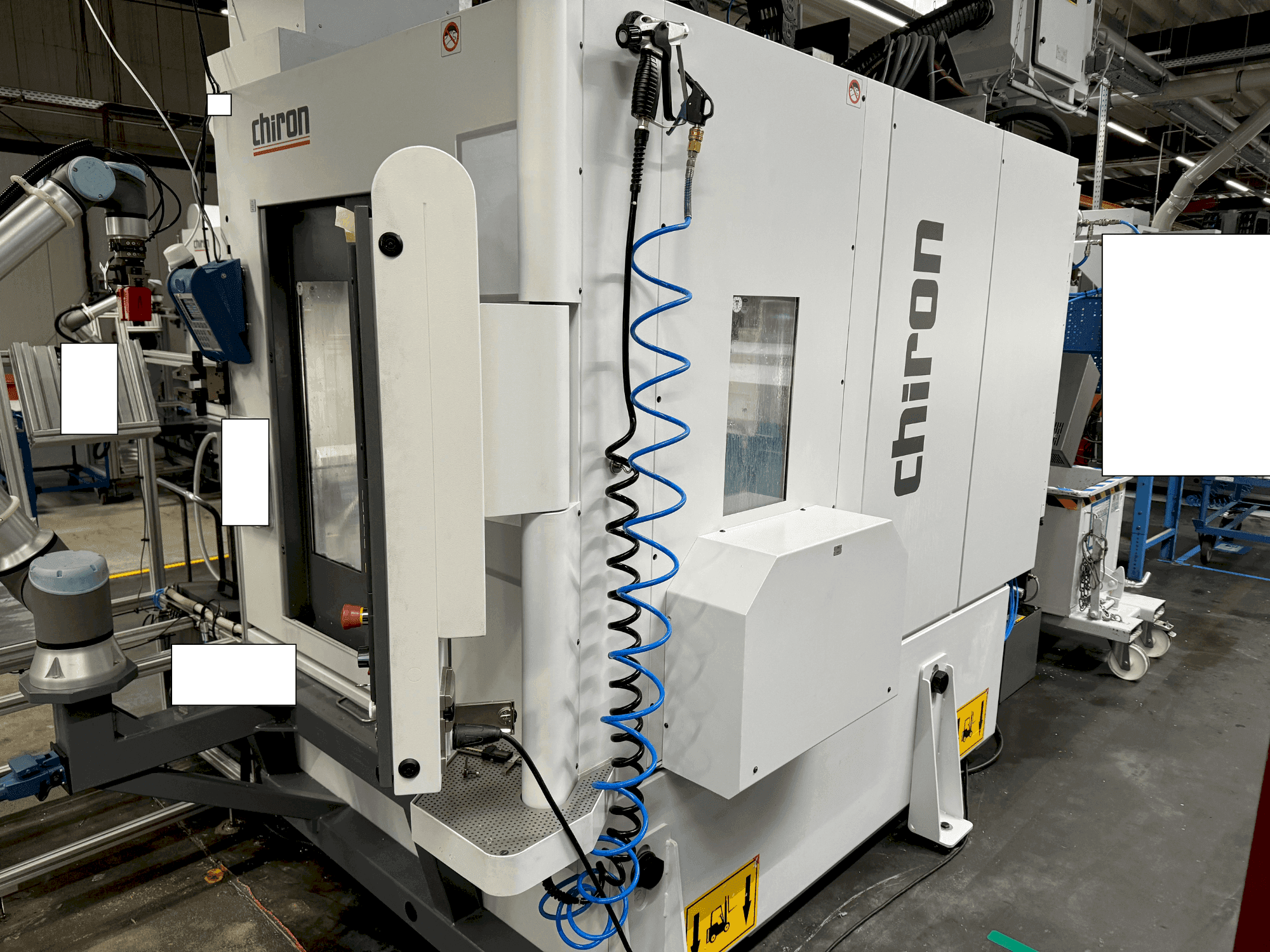 Čelní pohled na CHIRON FZ12 FX stroj