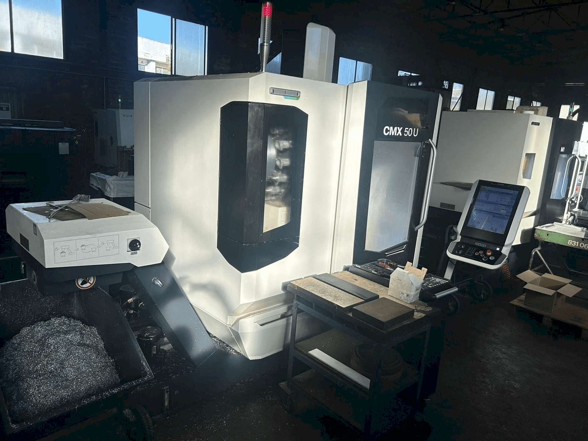 Čelní pohled na DMG MORI CMX 50 U stroj