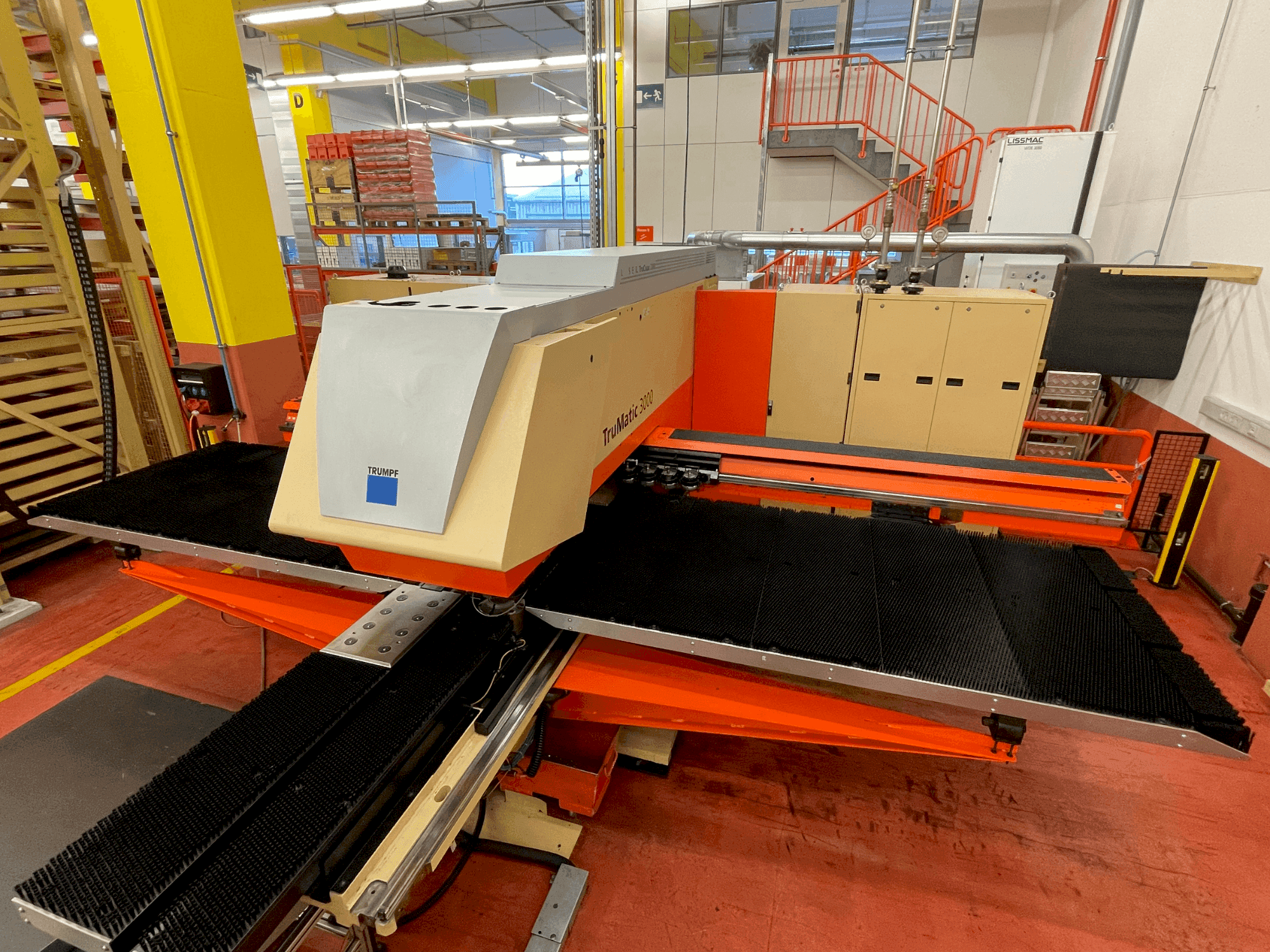 Čelní pohled na TRUMPF TruMatic 3000 stroj