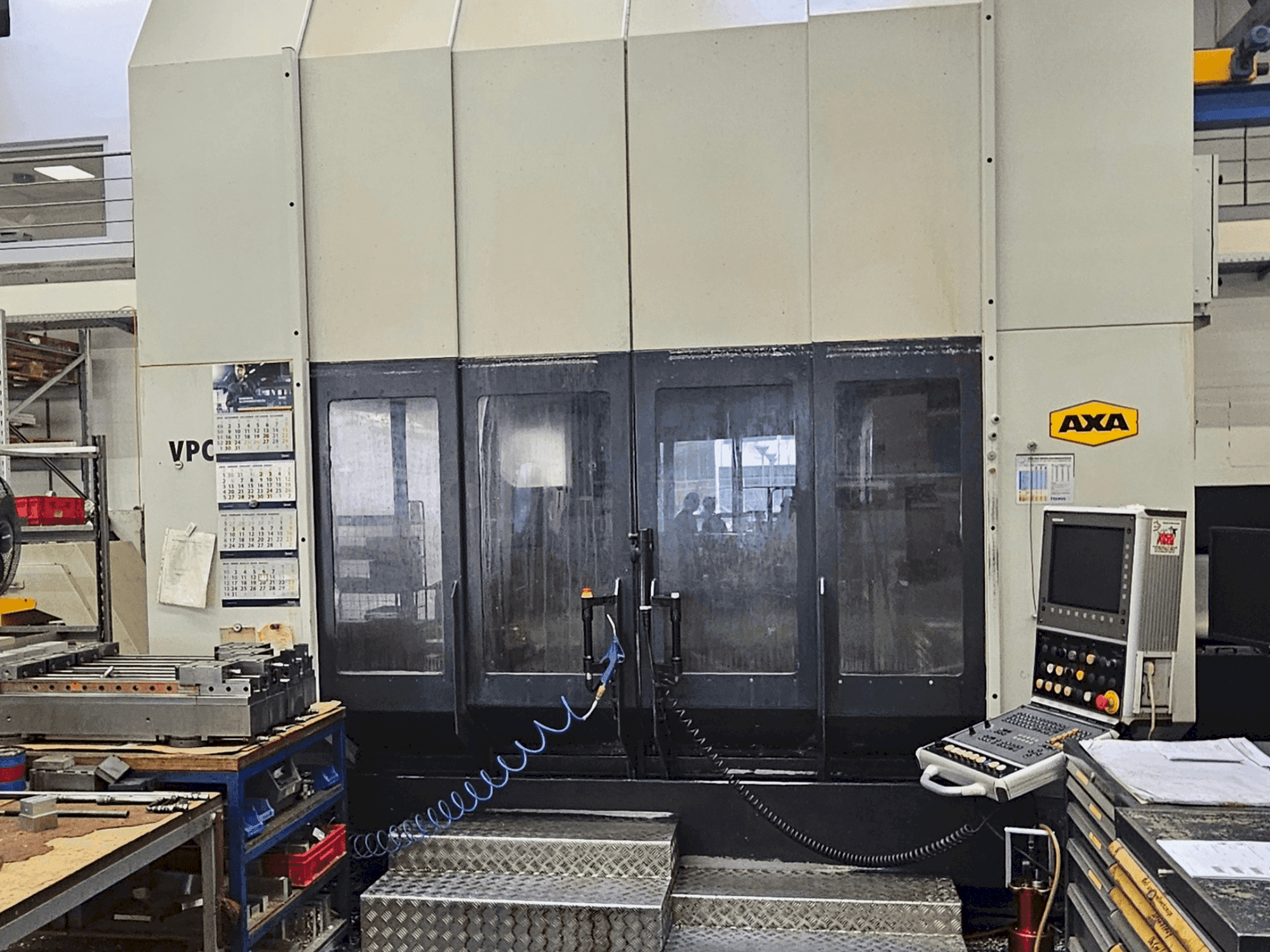 Čelní pohled na AXA VPC-40-U stroj