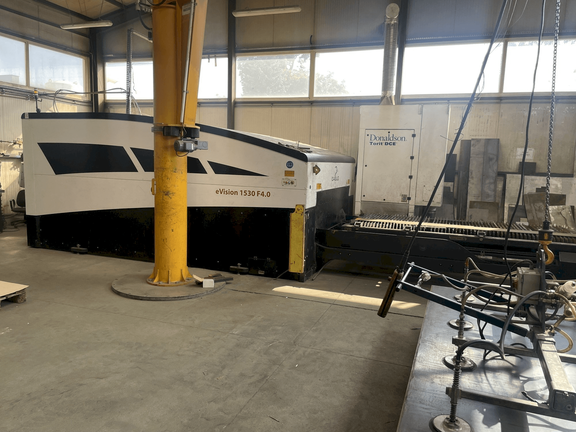 Čelní pohled na EAGLE eVision 1530 F4.0 stroj