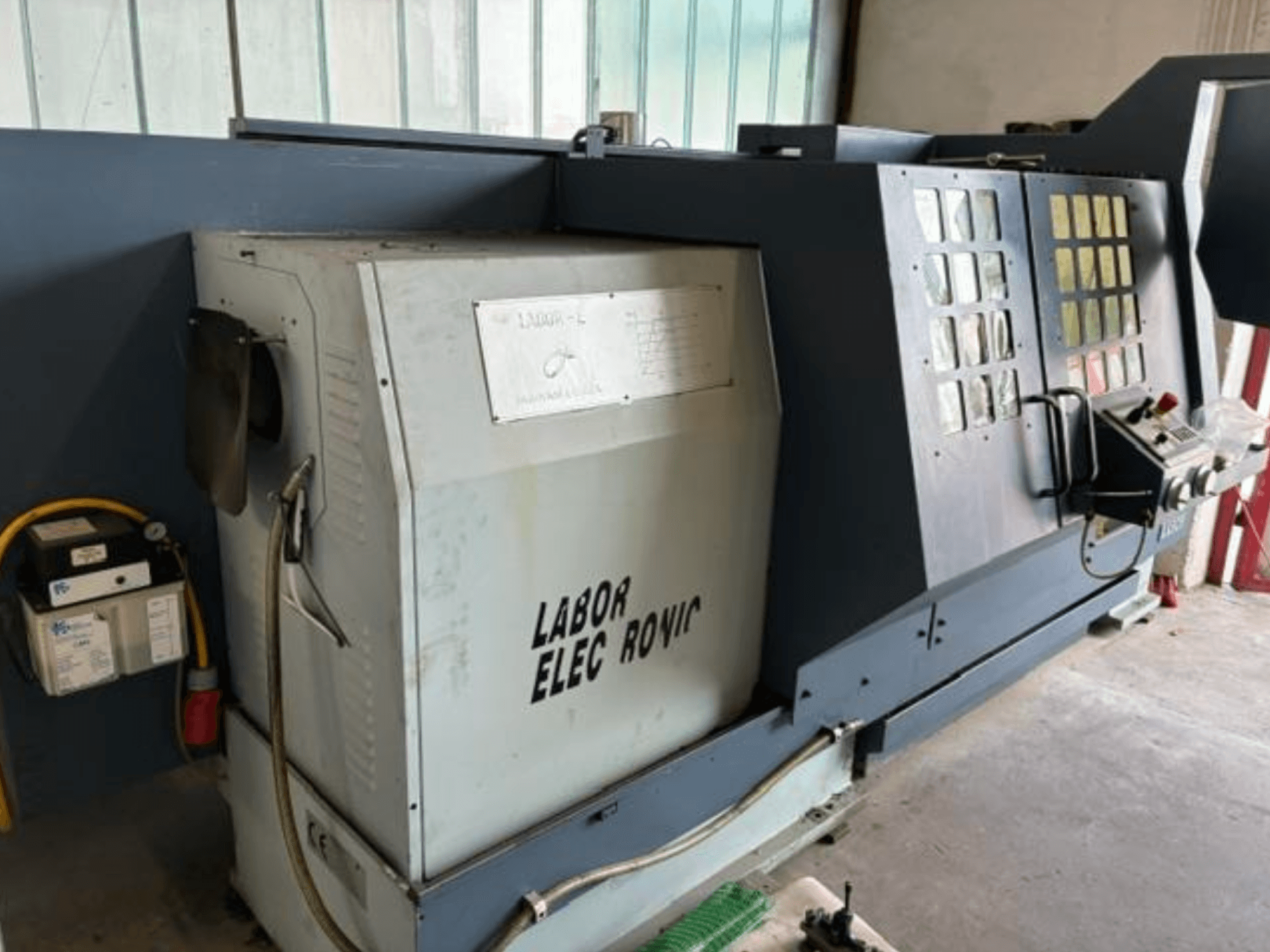 Horizontální soustruh PADOVANI E255/1500, boční pohled zobrazující ovládací prvky, elektrický panel a provozní prvky.
