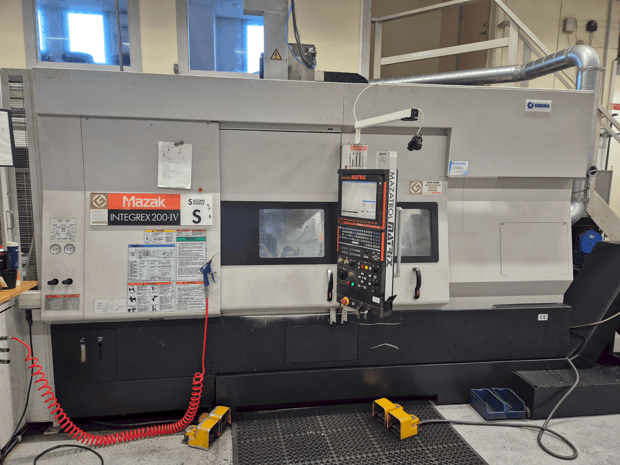 Čelní pohled na Mazak Integrex 200 IV S with Gantry loader stroj