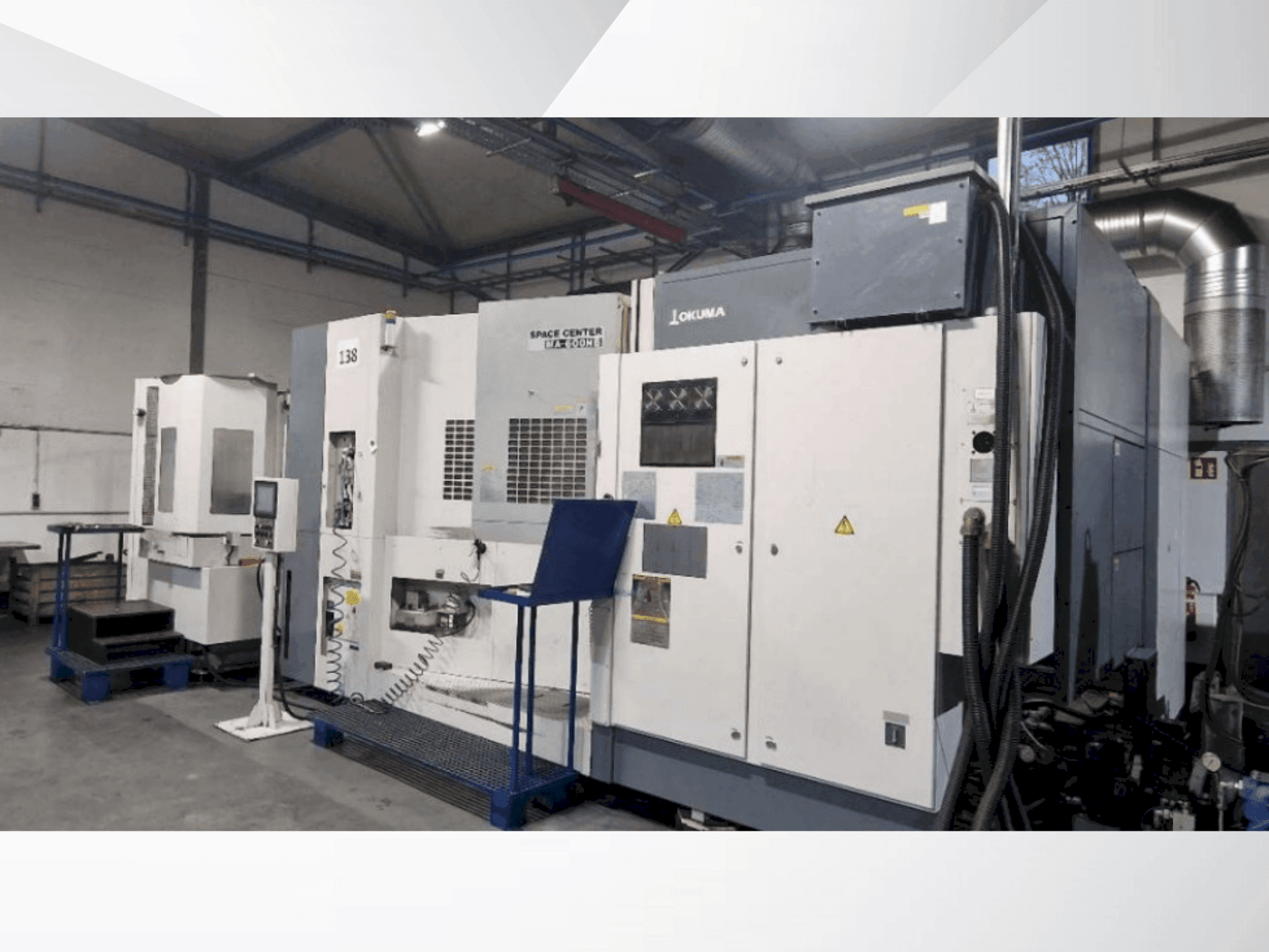 Čelní pohled na Okuma MA-600 HB stroj