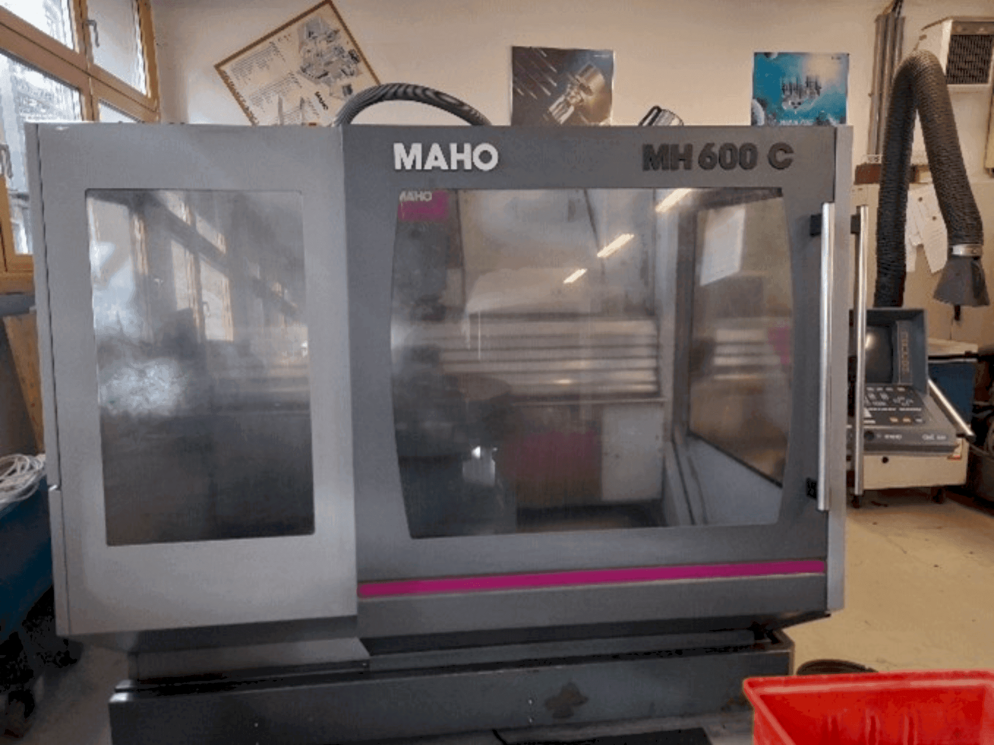 Čelní pohled na MAHO MH 600 C stroj