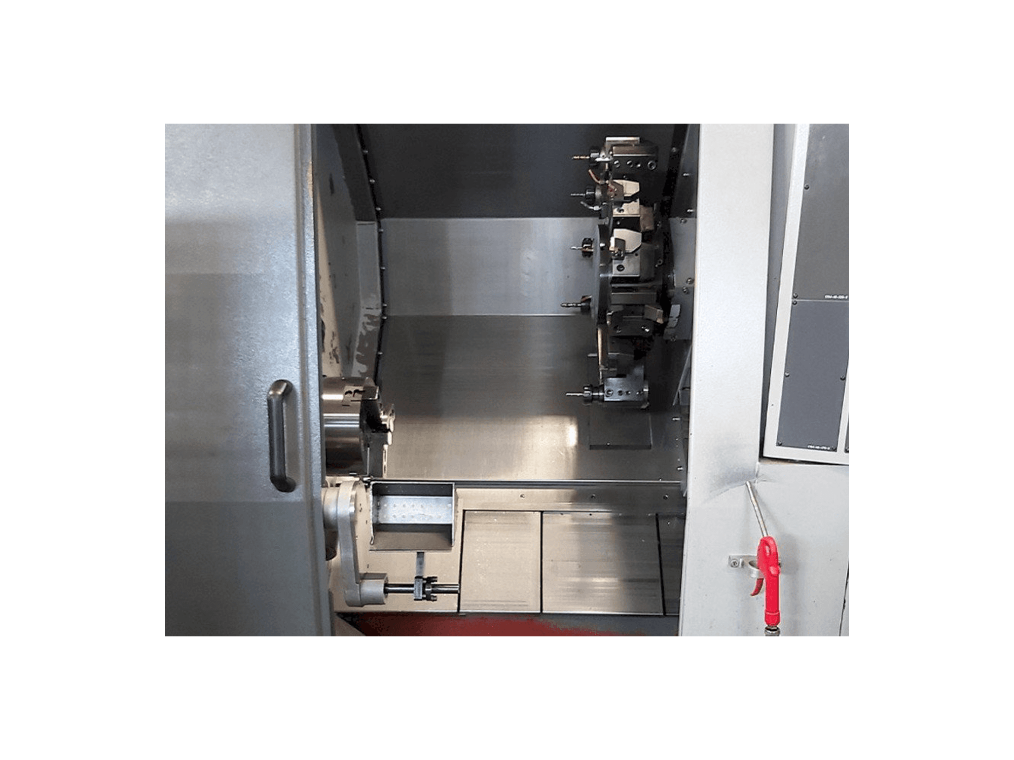 Čelní pohled na Hyundai Kia SKT210SY stroj