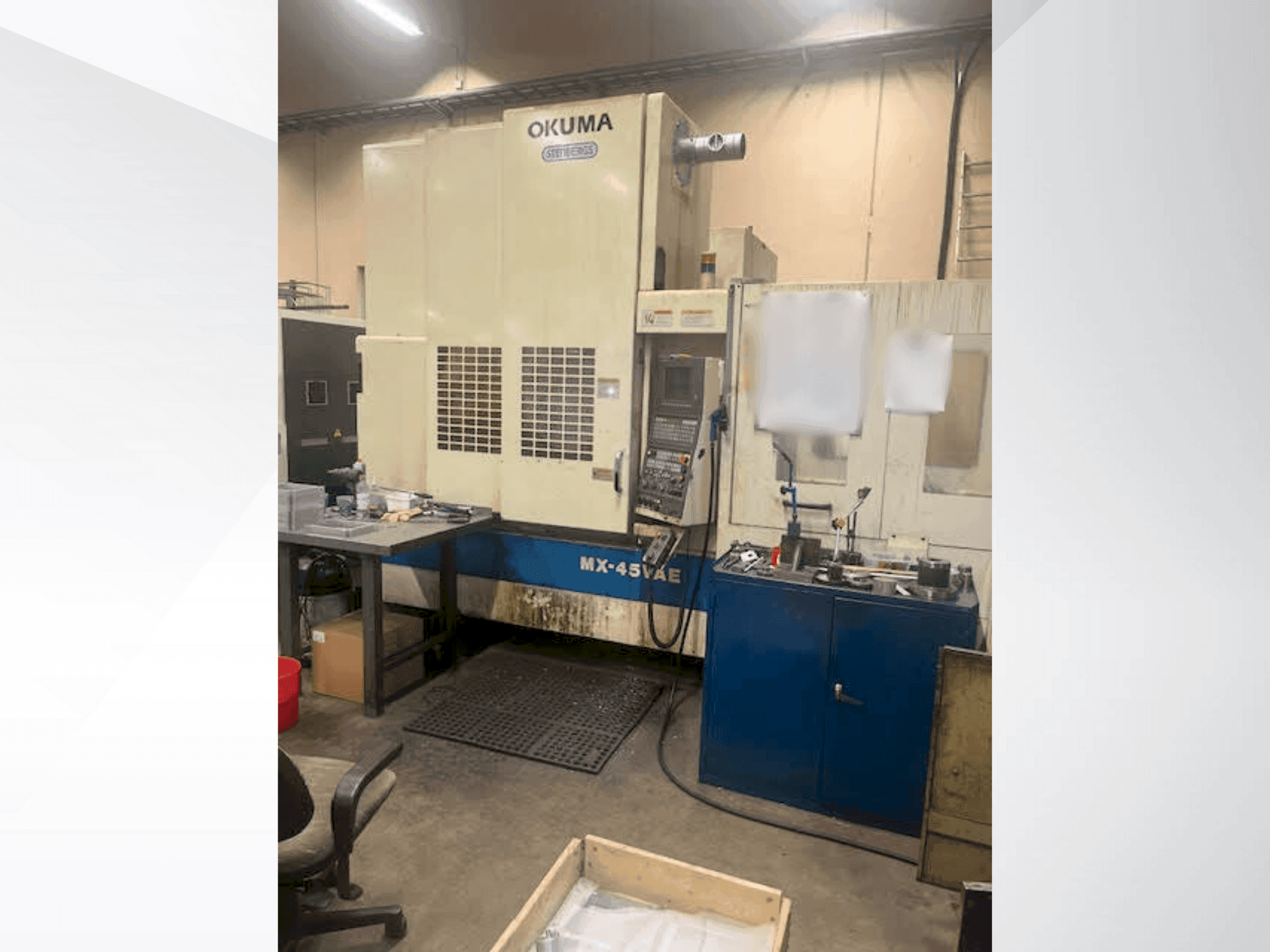 Čelní pohled na Okuma MX-45VAE stroj