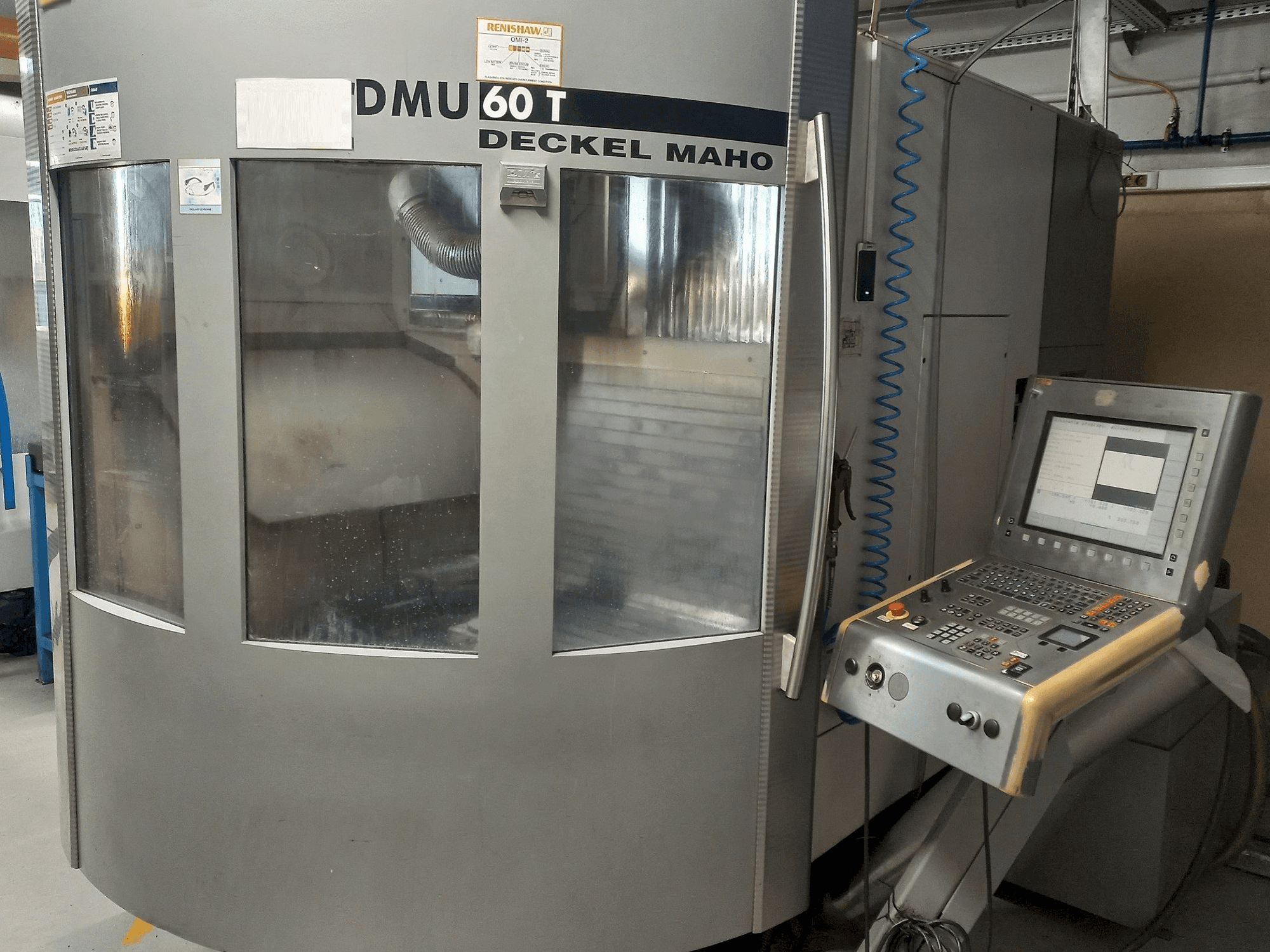 Čelní pohled na DMG DMU 60T stroj