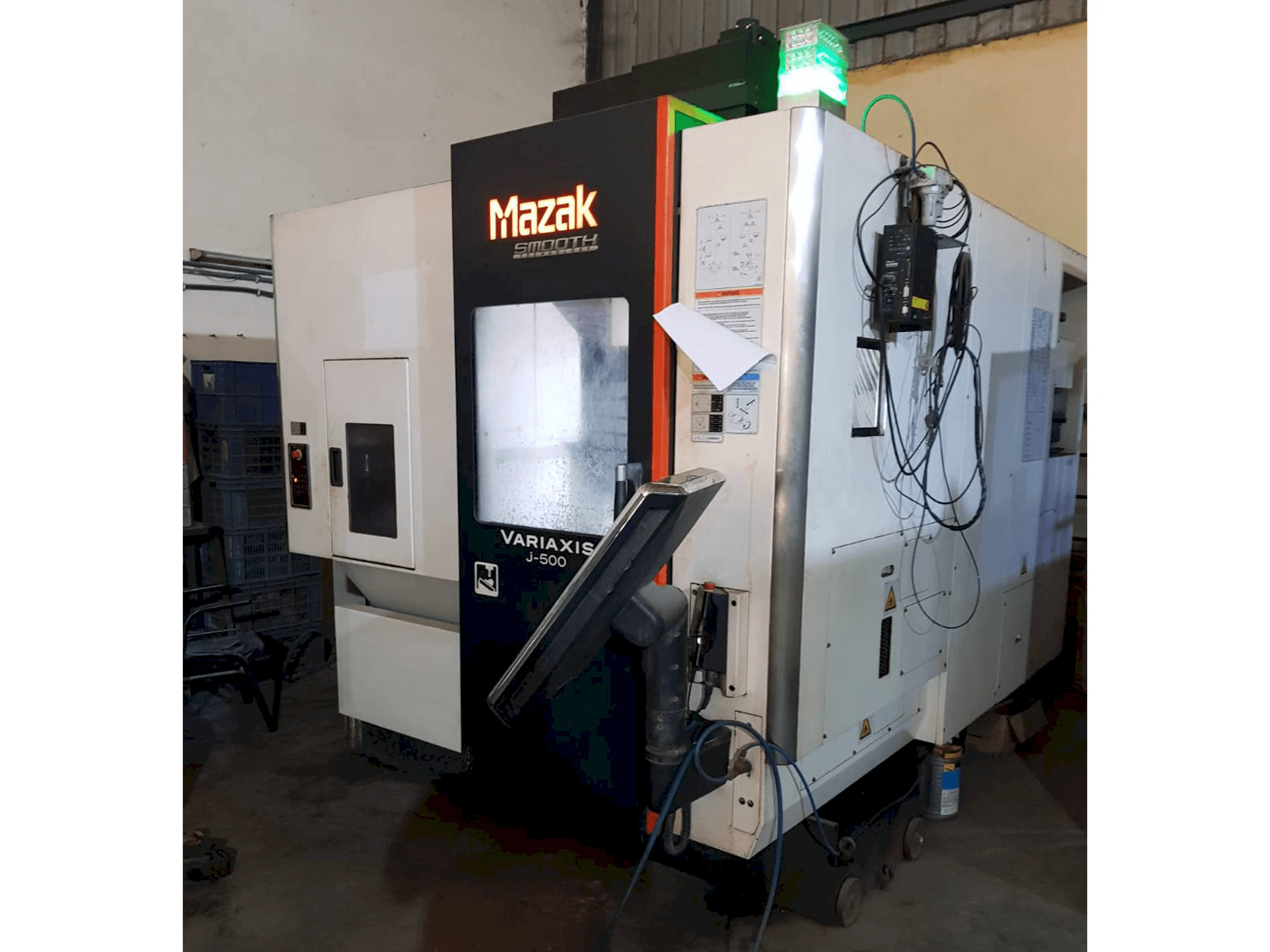 Čelní pohled na Mazak Variaxis J-500 stroj