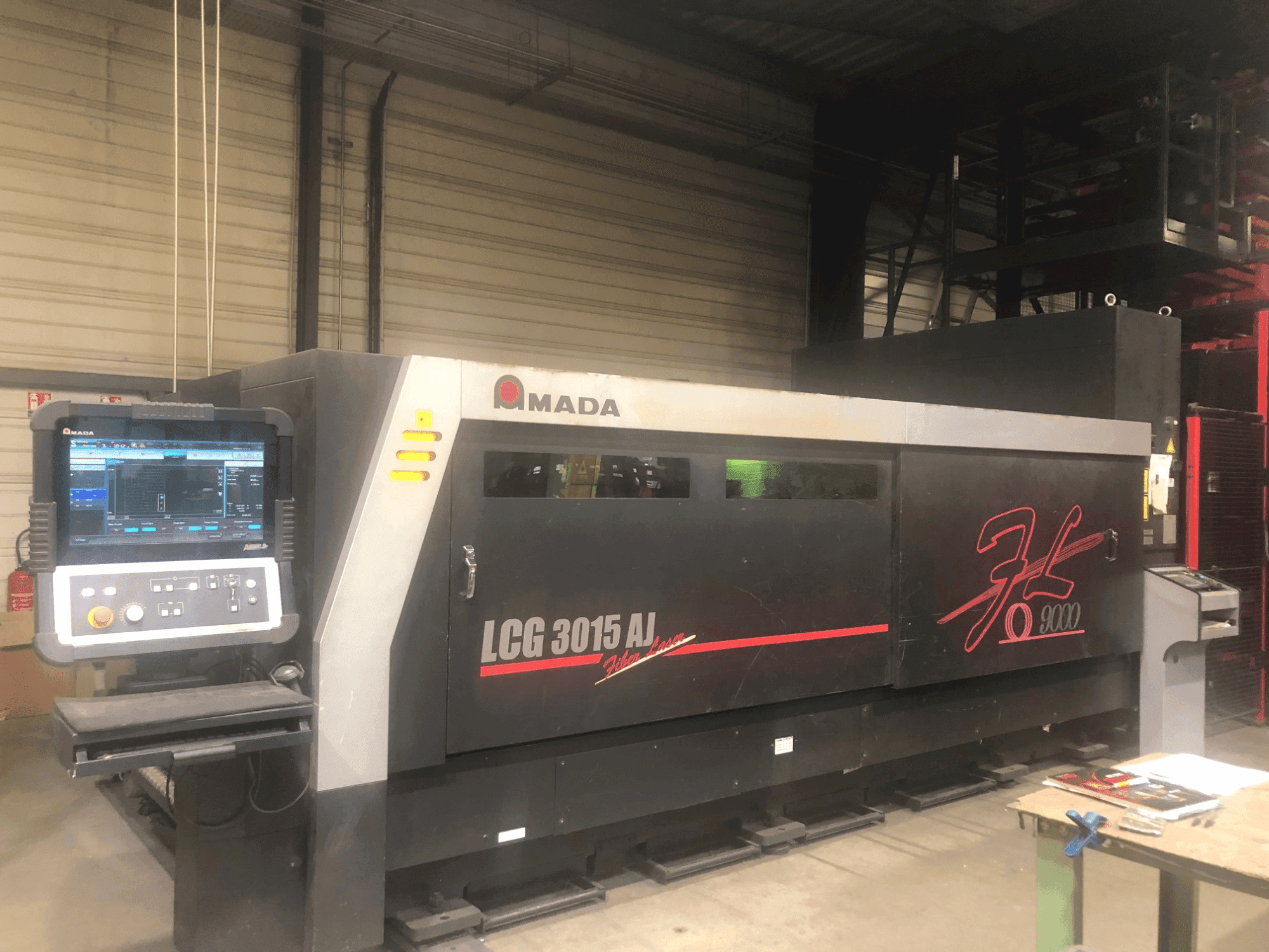 Čelní pohled na AMADA LCG-3015AJ 9kw + ASLUL TWIN TOWER stroj