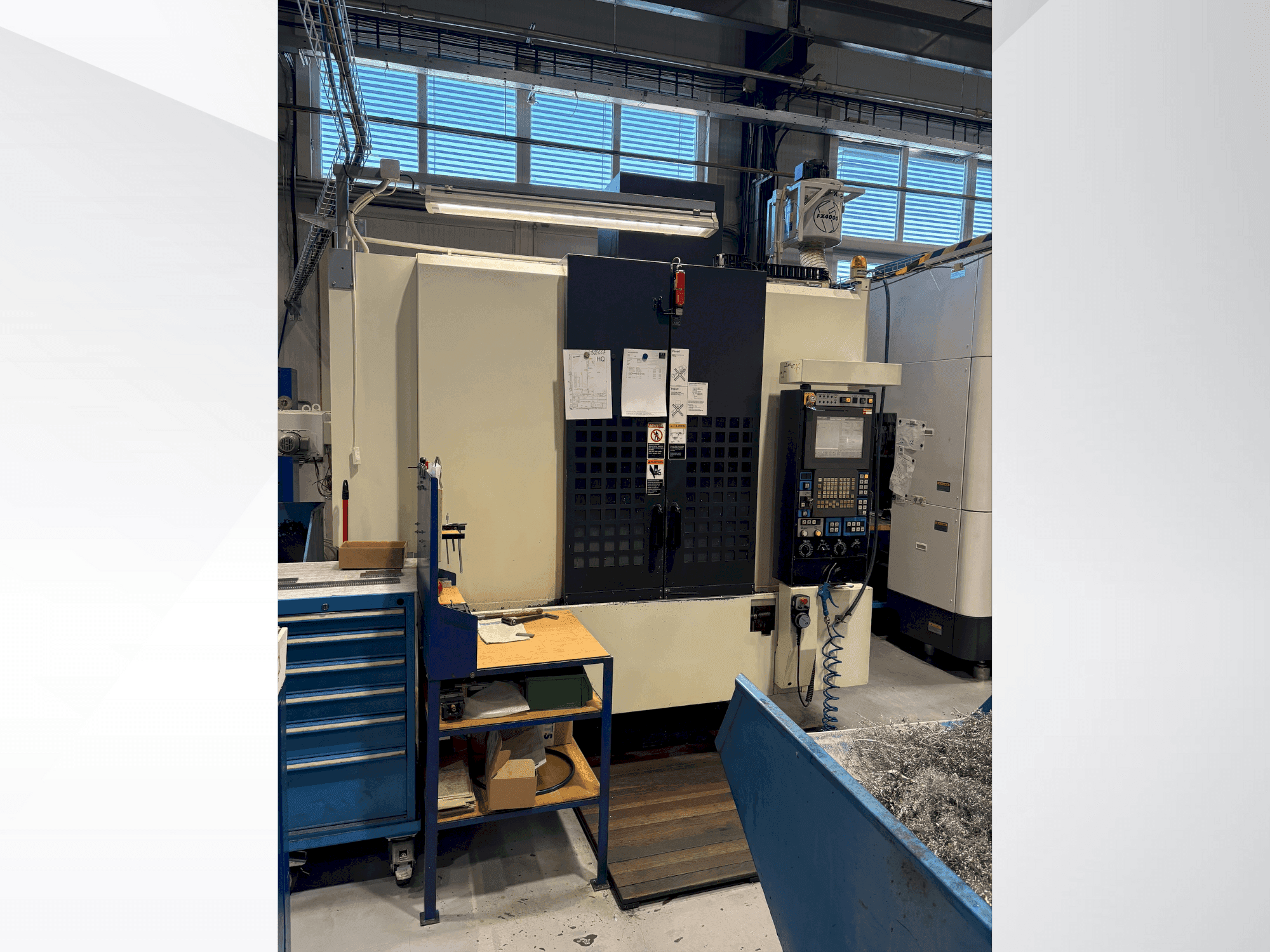 Čelní pohled na Makino S56 stroj