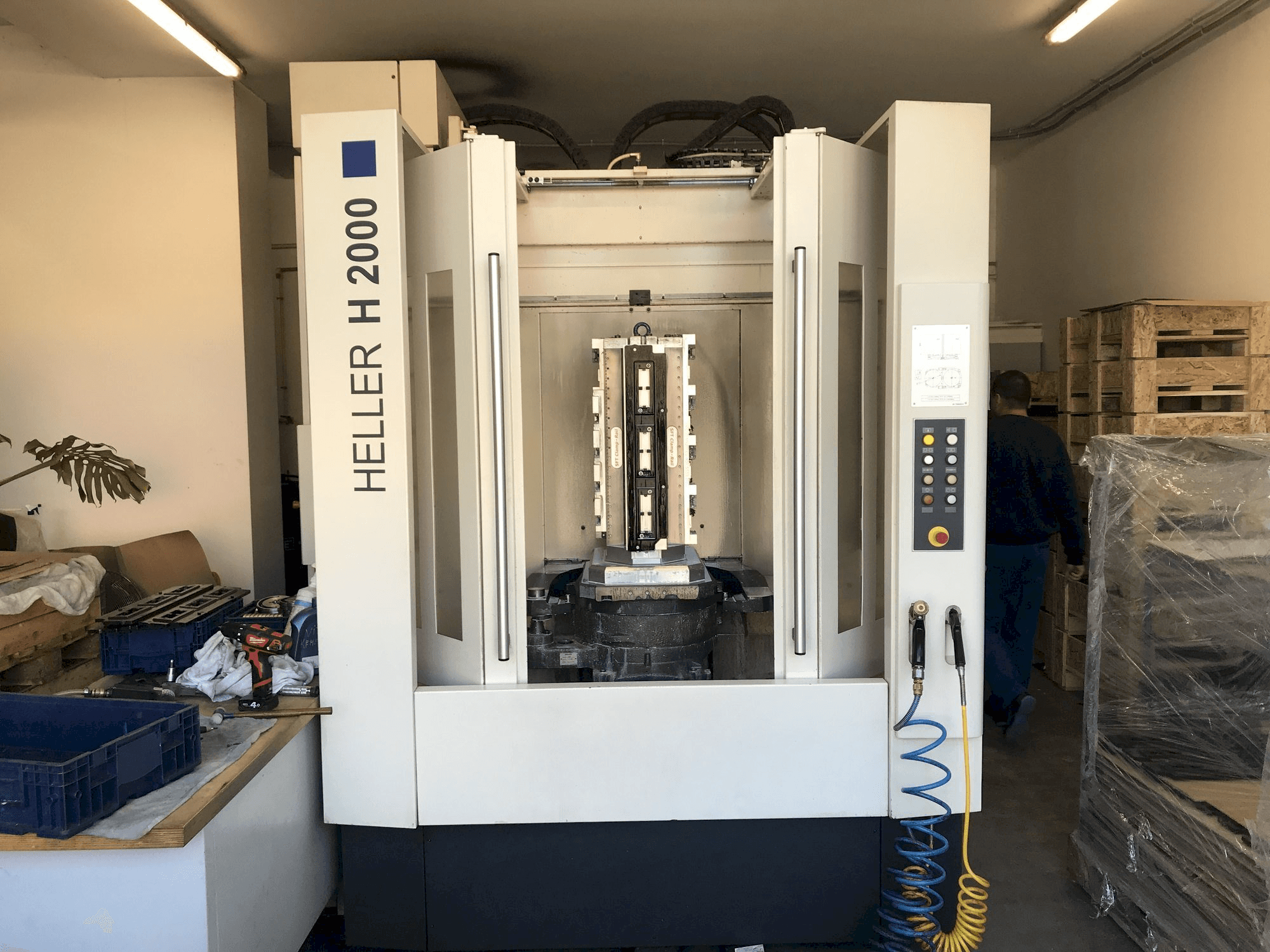 Čelní pohled na HELLER H2000 stroj
