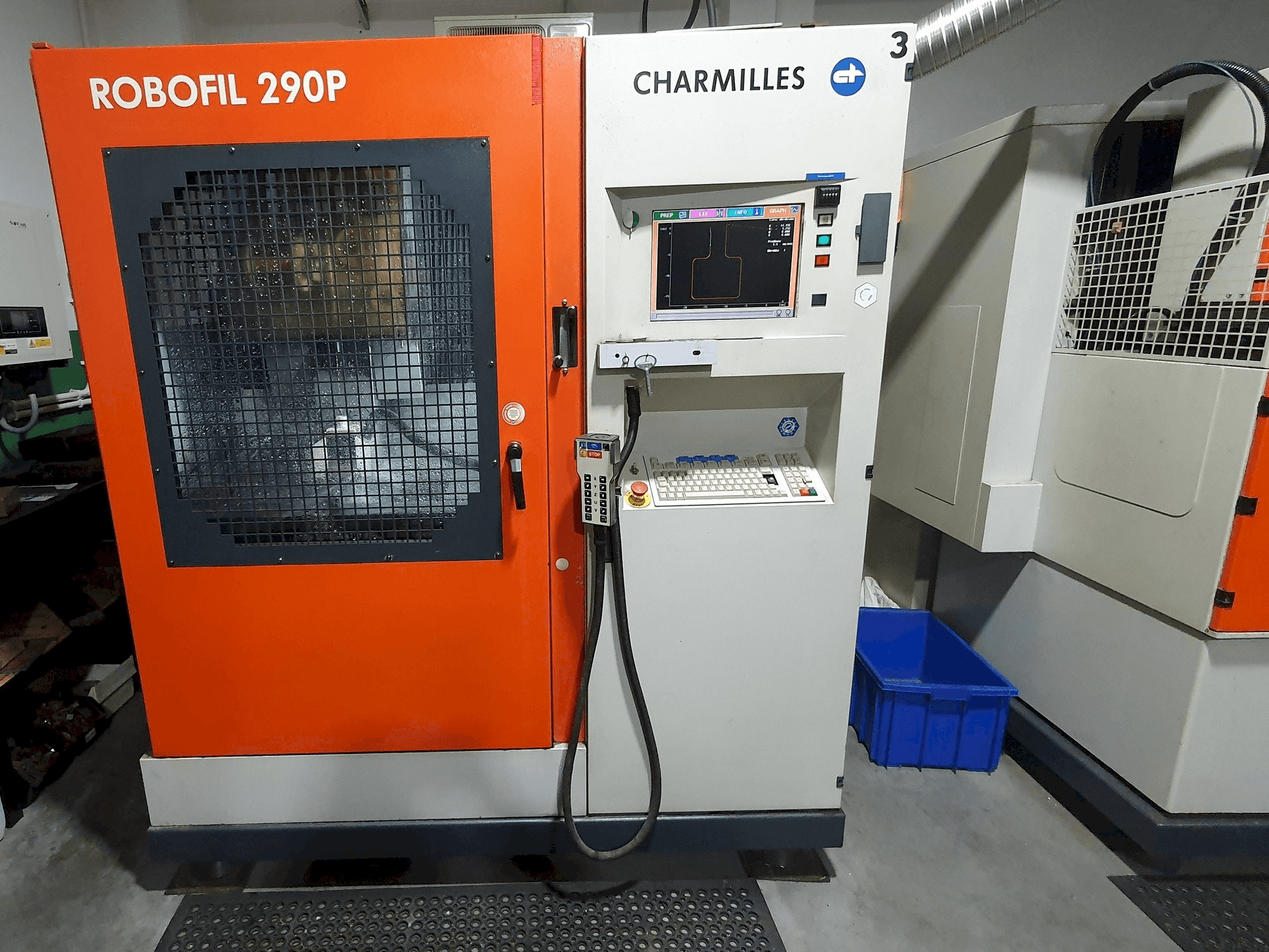 Čelní pohled na CHARMILLES Robofil 290P stroj