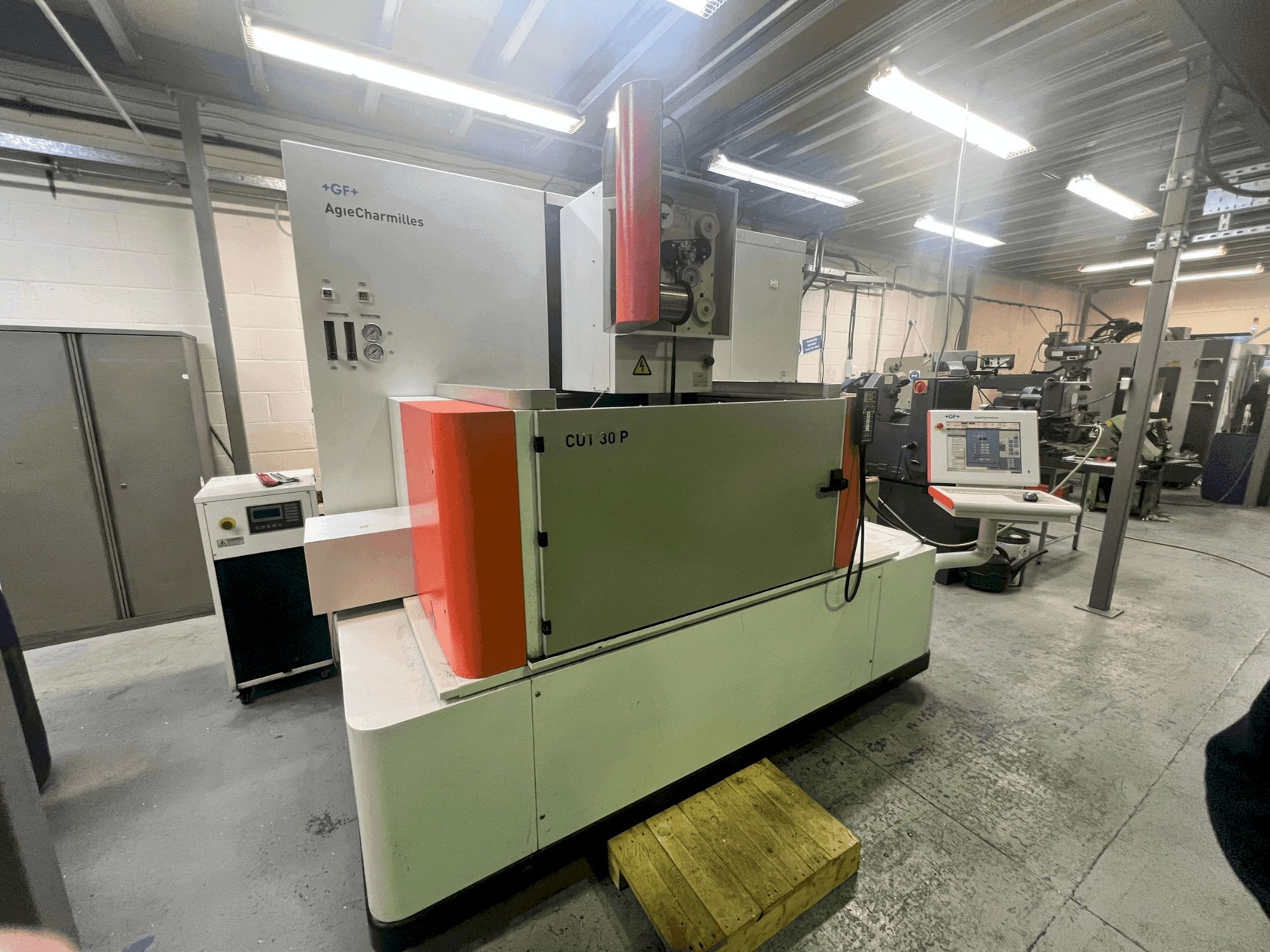 Čelní pohled na AgieCharmilles CUT 30P stroj