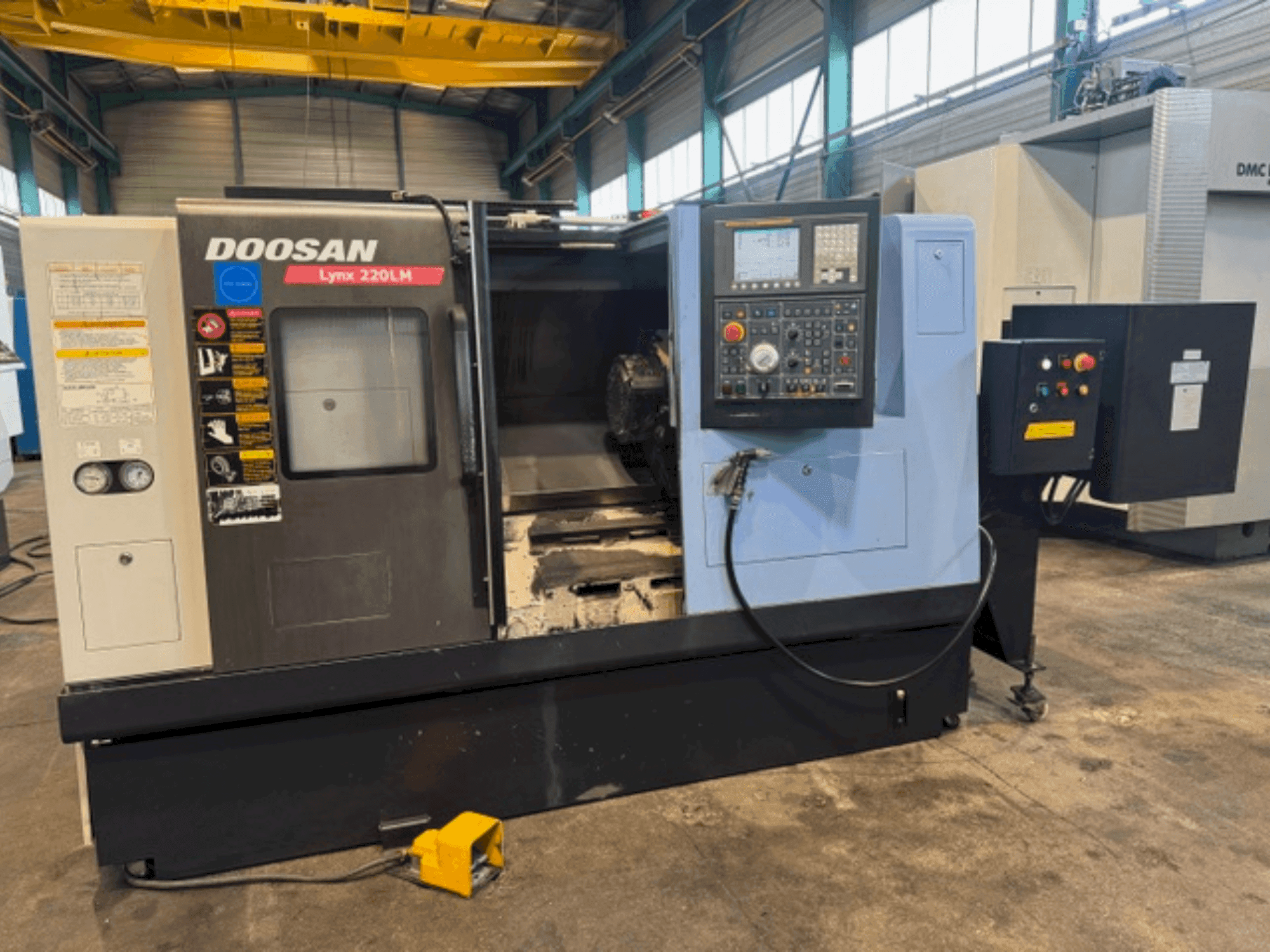 Čelní pohled na DOOSAN LYNX 220 LMA stroj