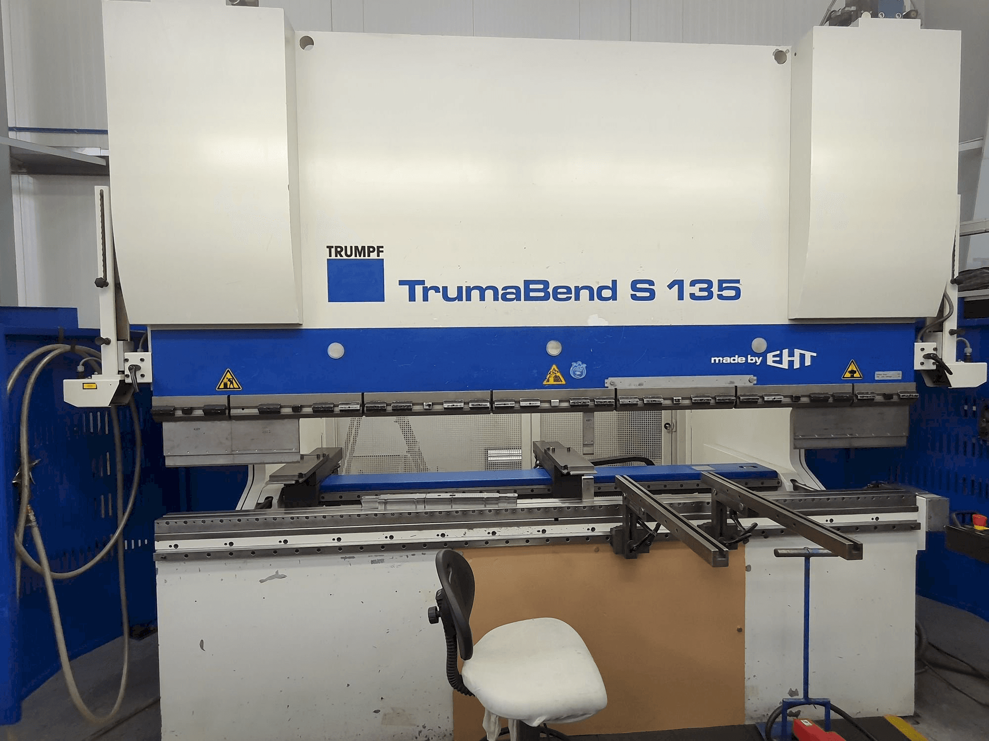 Čelní pohled na Trumpf TrumaBend S135 stroj