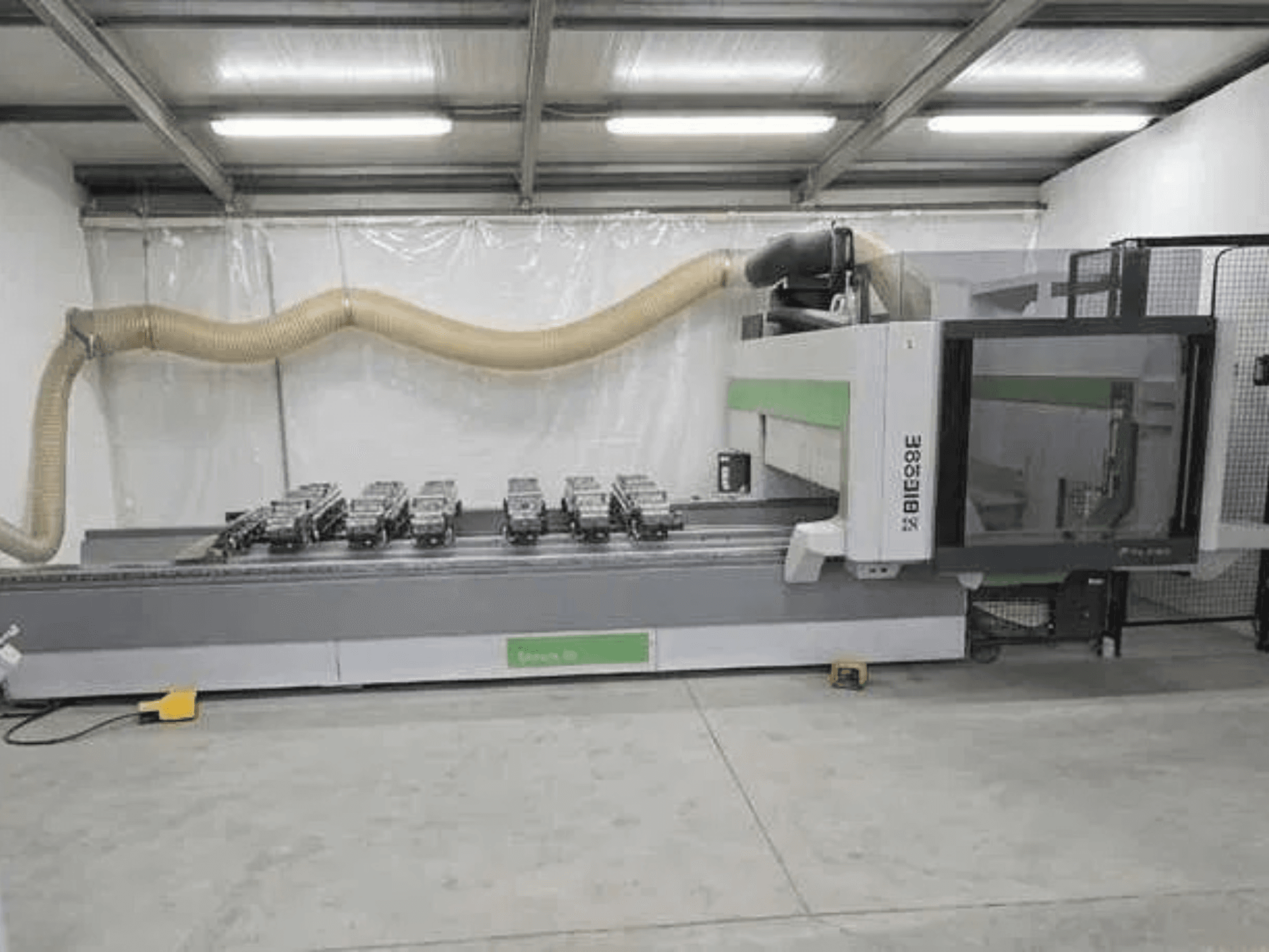 CNC obráběcí centrum BIESSE Rover K1232 v bočním pohledu, na kterém jsou vidět vakuové přísavky a systém odsávání prachu.