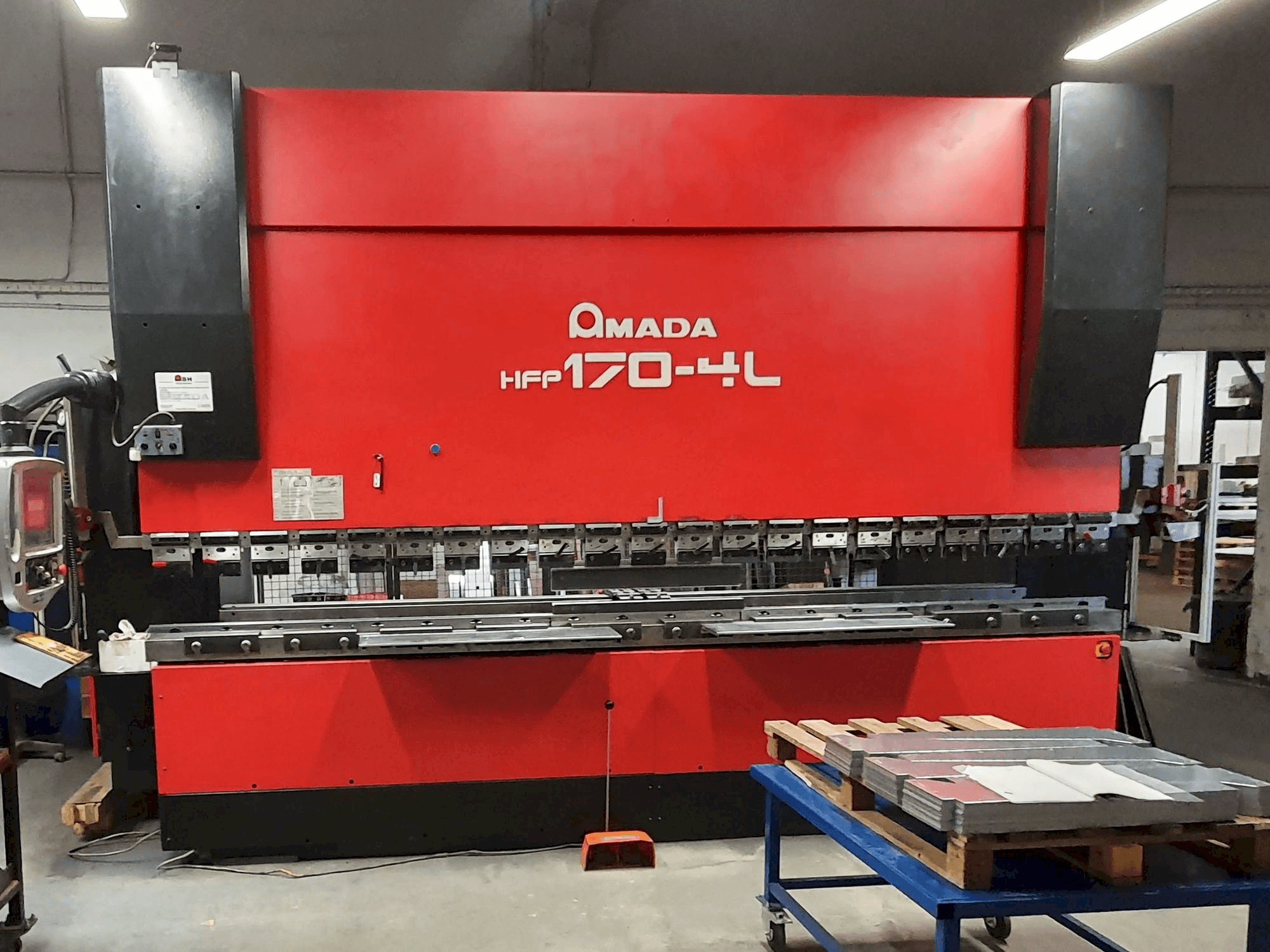 Čelní pohled na AMADA HFP 170-4 L stroj