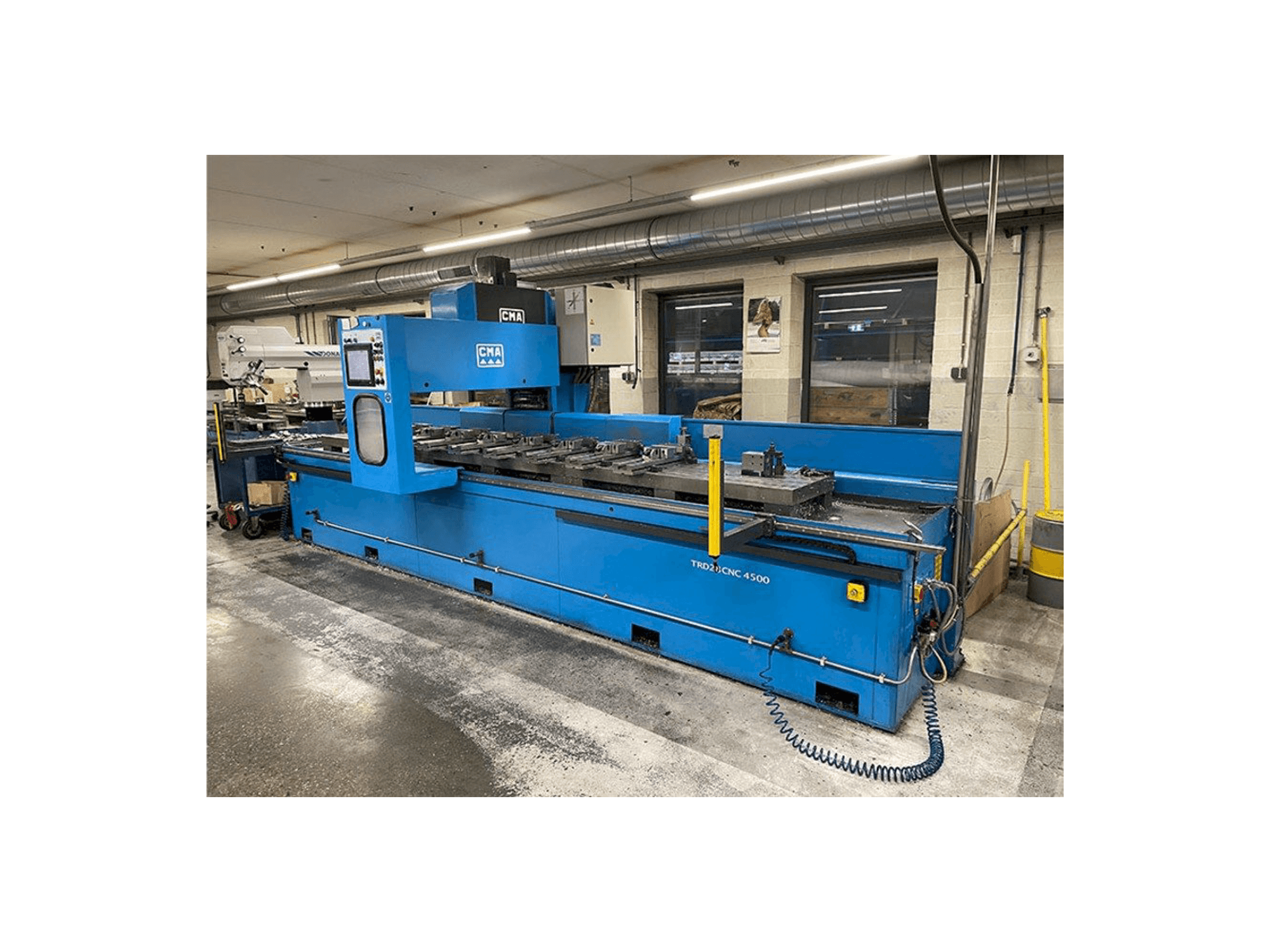 Čelní pohled na CMA TRD28CNC 4500 stroj