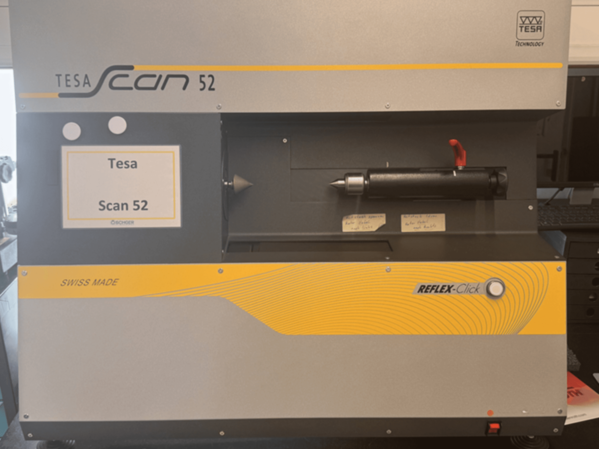 Pohled zepředu na optický měřicí přístroj TESA Scan 52, na kterém jsou vidět ovládací tlačítka a štítek „SWISS MADE“.