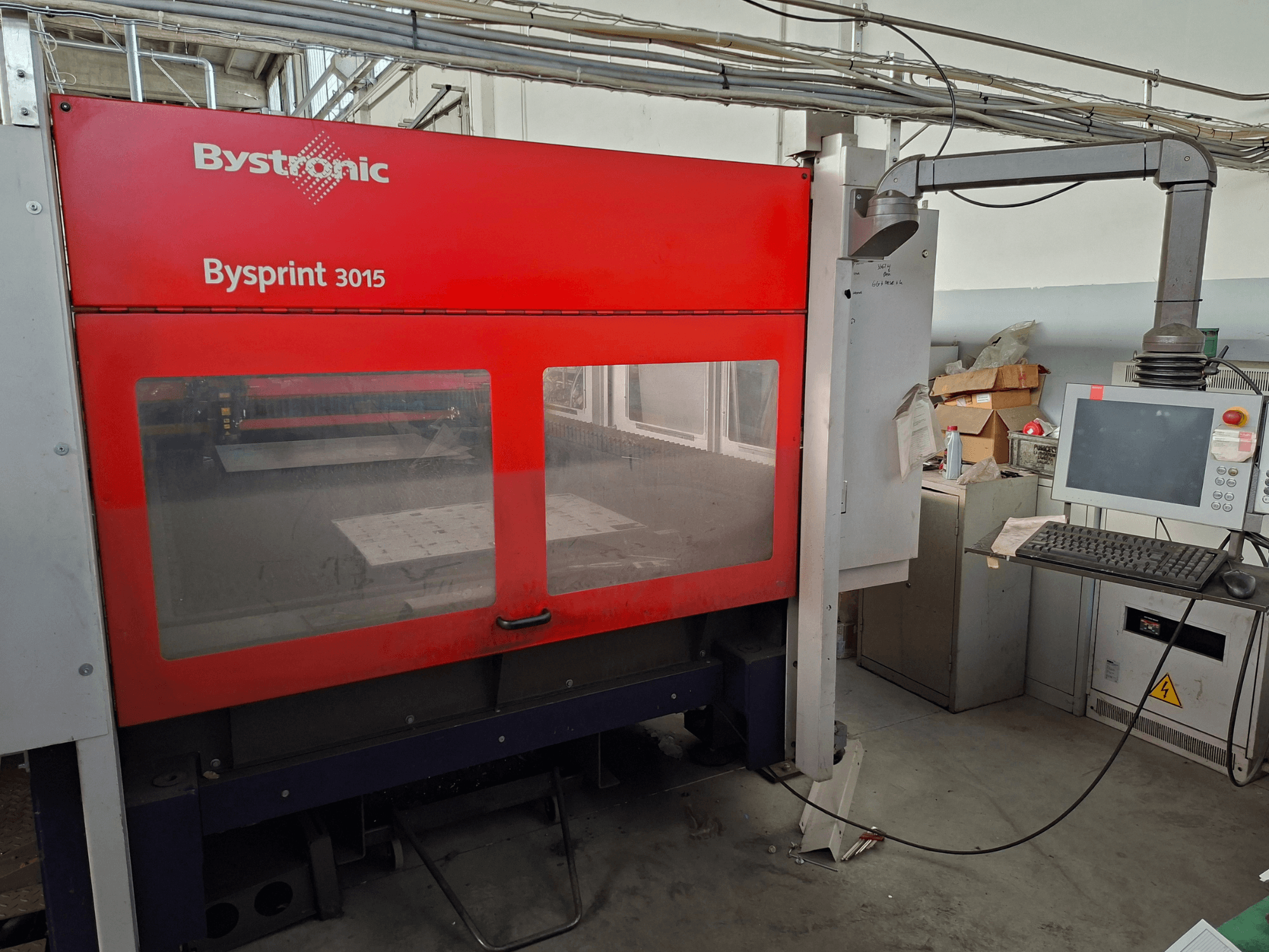 Laserový řezací stroj Bystronic Bysprint 3015 s CO₂ laserem, pohled zepředu znázorňující ovládací panel a oblast laserového řezání.