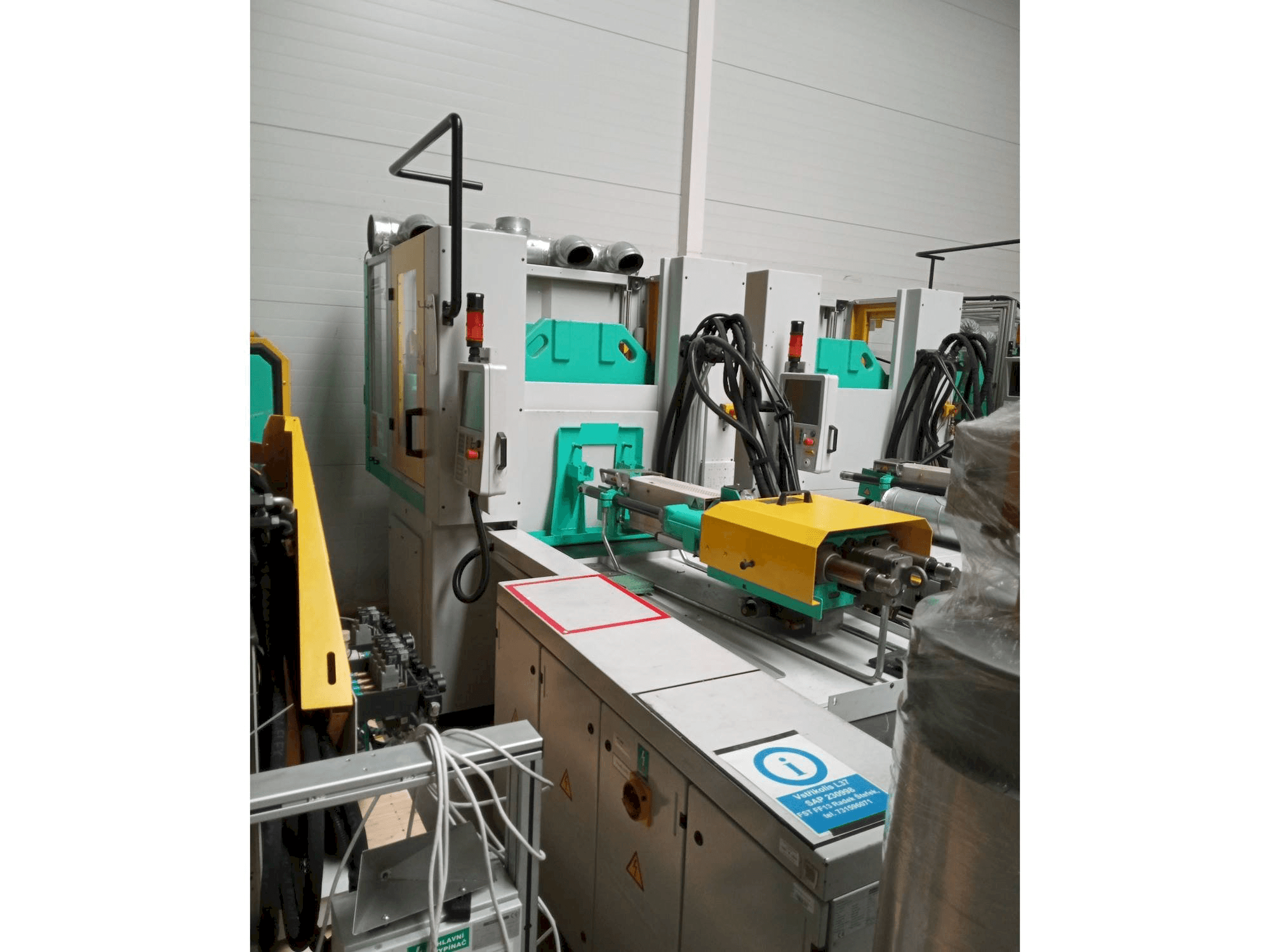 Čelní pohled na Arburg Allrounder 1200T-800-150 stroj