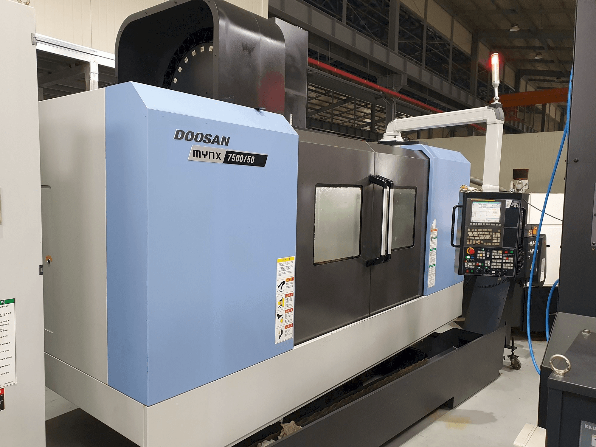 Čelní pohled na Doosan MYNX 7500/50 stroj