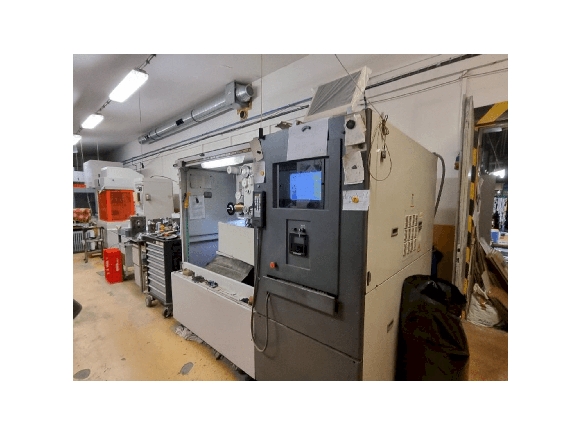 Čelní pohled na HITACHI SEIKI 254Y stroj